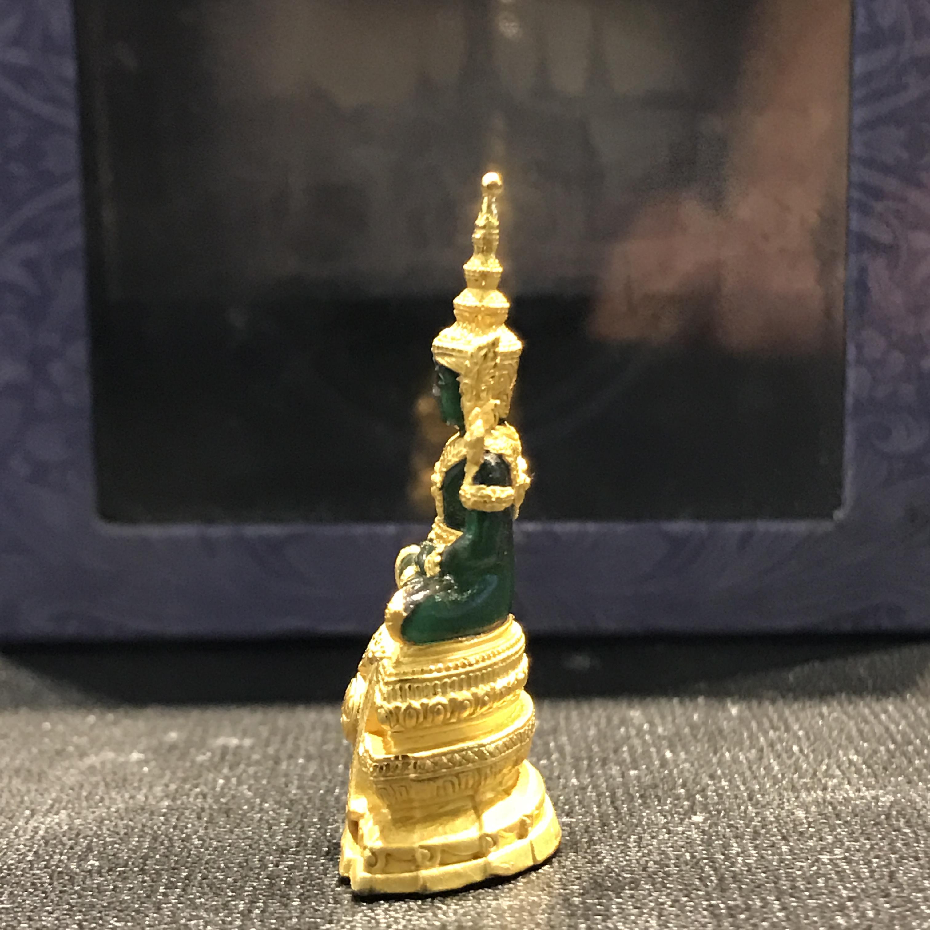 พระแก้วมรกตลอยองค์ ภปร.หน้าตัก 1/2 นิ้ว จัดสร้างโดยรพ.ภูมิพลฯ ปี2547 เนื้อเรซินหุ้มทองคำ