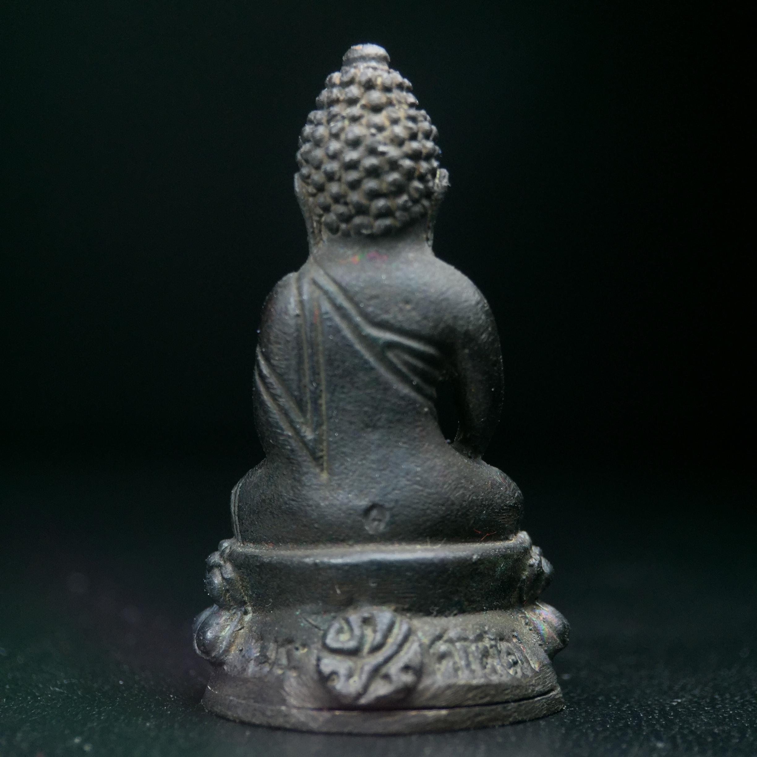 พระกริ่งศาสดา ภปร. วัดบวรนิเวศวิหาร ปี 2532 จัดสร้างในโอกาสสองทศวรรษรามาธิบดี เพื่อศูนย์การแพทย์สิริกิติ์ เนื้อเงิน+เนื้อนวโลหะ(1ชุดรวม 2 องค์) (พิธีใหญ่ มวลสารมงคล สวยงามเข้มขลัง)สมเด็จพระญาณสังวร สมเด็จพระสังฆราชฯเสด็จเททอง