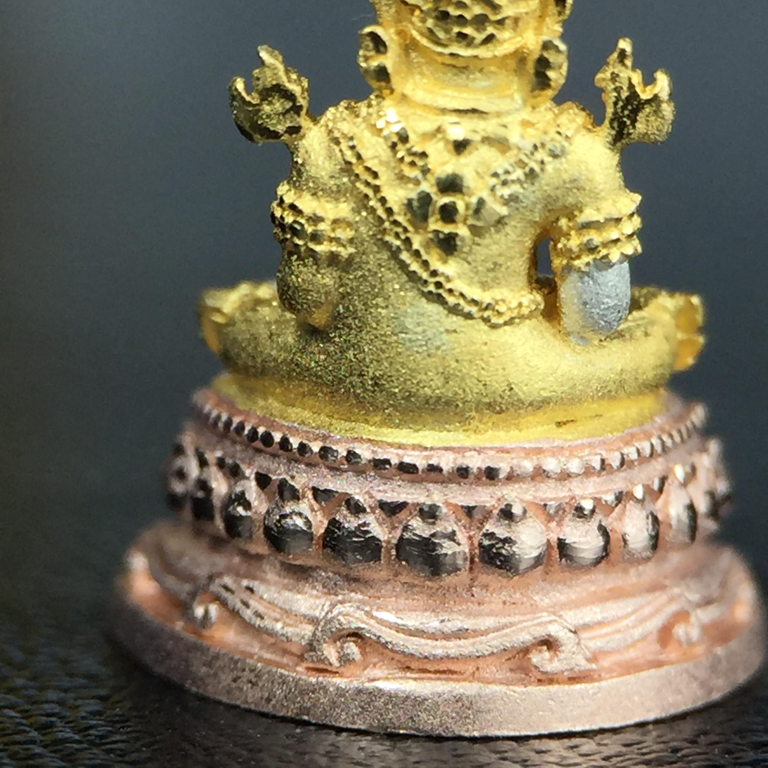 พระแก้วมรกต(จำลอง)ลอยองค์ ขนาดหน้าตัก 1/4 นิ้ว ทรงเครื่องฤดูร้อน เนื้อเงินสามกษัตริย์ ตราสัญลักษณ์ฉลองสิริราชสมบัติครบ 60 ปี พ.ศ.2549(สภาพสวย ครบ สมบูรณ์)