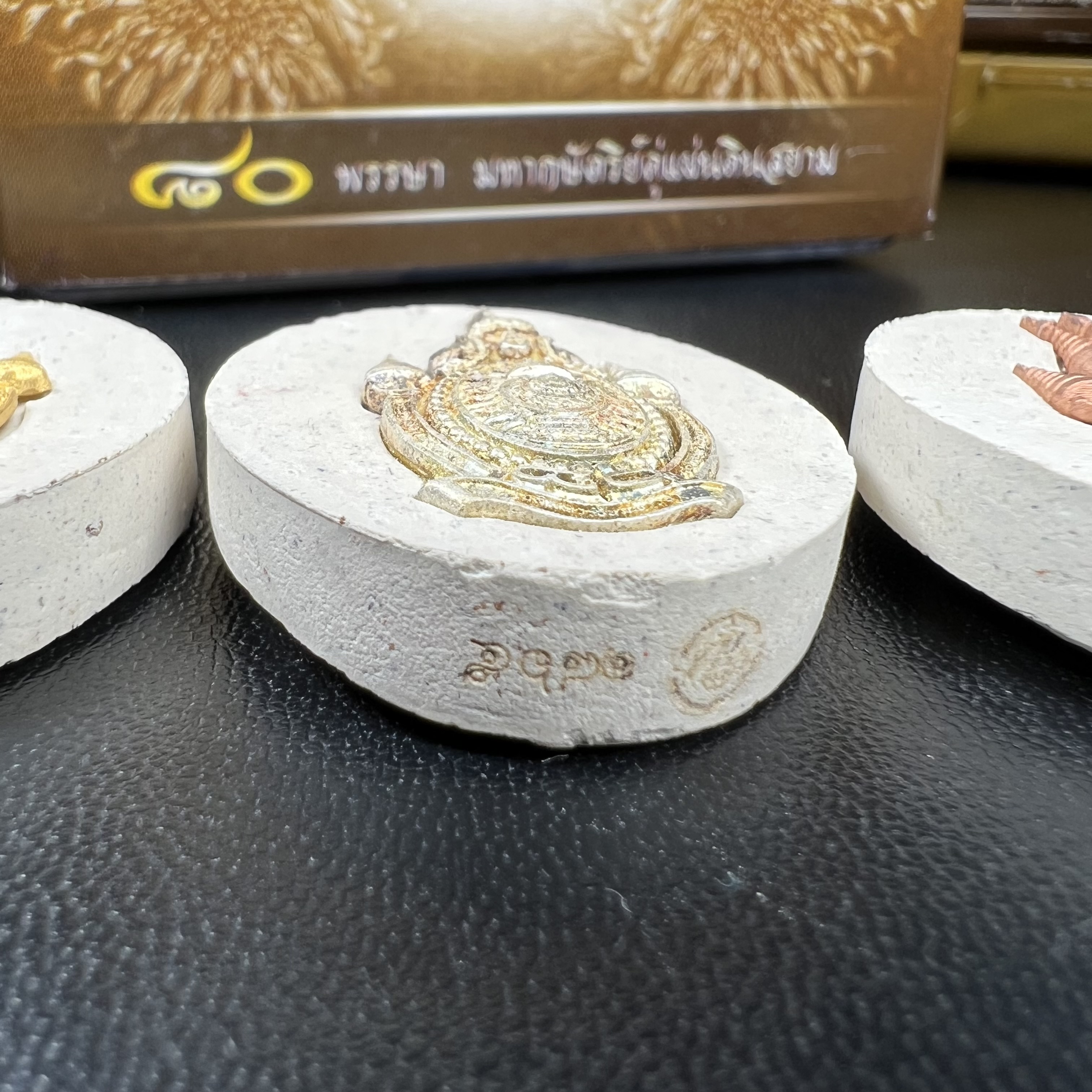 เหรียญรูปหล่อพระบาทสมเด็จพระเจ้าอยู่หัวในหลวงทรงงาน“รุ่นเย็นศิระเพราะพระบริบาล 80พรรษา มหากษัตริย์คู่แผ่นดินสยาม” พ.ศ.2550 เนื้อผง พุทธคุณ (ผงจิตรลดาพระราชทาน)ด้านหลังสัญลักษณ์ 80พรรษา เนื้อทองคำ+เงิน+ทองแดง(ขนาด27*35 มม.)พร้อมกล่องบรรจุเดิมครบ(1ชุด3องค์)