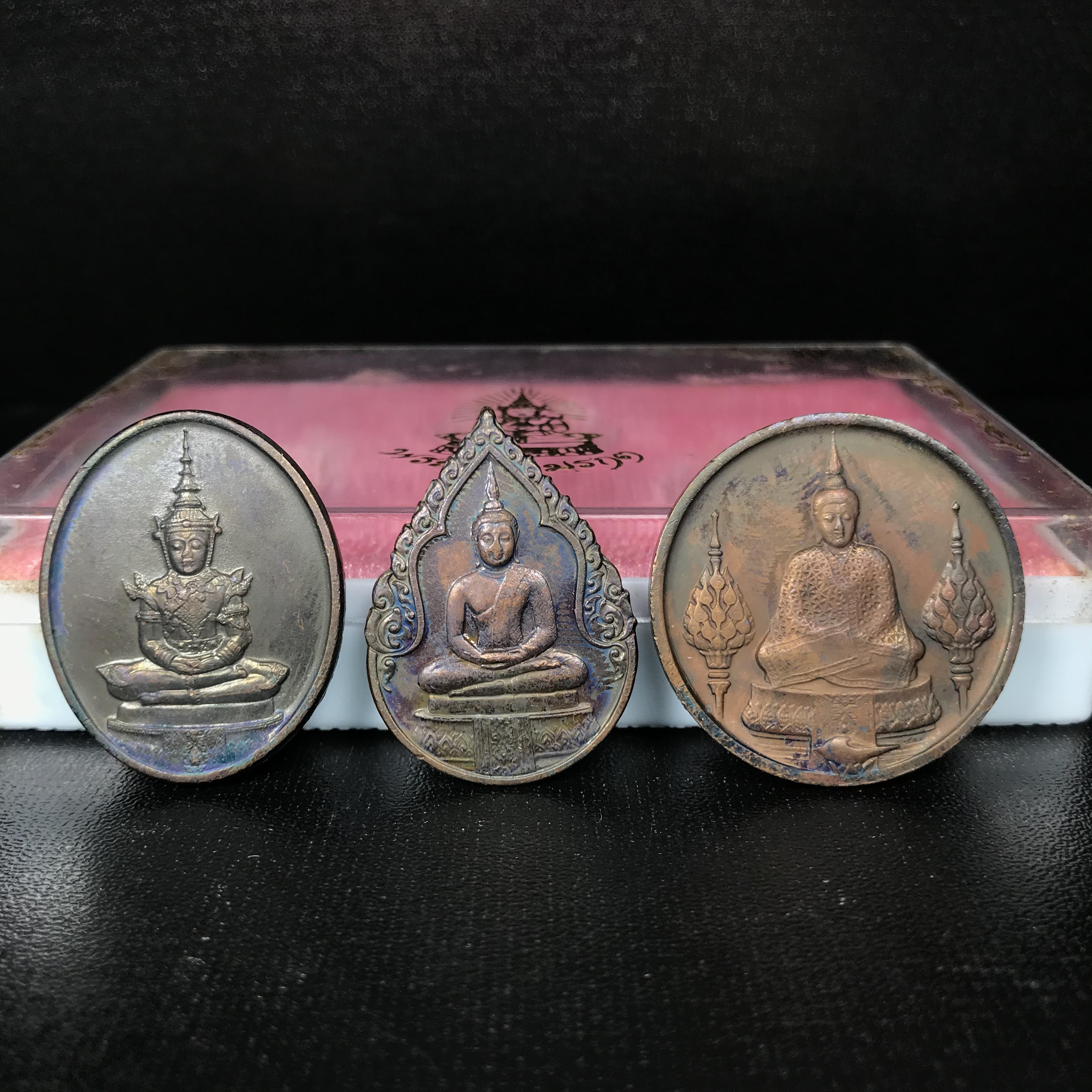 เหรียญพระแก้วมรกตหลัง ภปร ฉลองกรุงรัตนโกสินทร์ครบ 200 ปี พ.ศ.2525 เนื้อทองแดง(ผิวเดิมขึ้นสีรุ้งสวยงาม)กล่องบรรจุเดิมครบ3พิมพ์(บล็อกพระราชศรัธา)(ในหลวงรัชกาลที่9 เสด็จในพิธี)