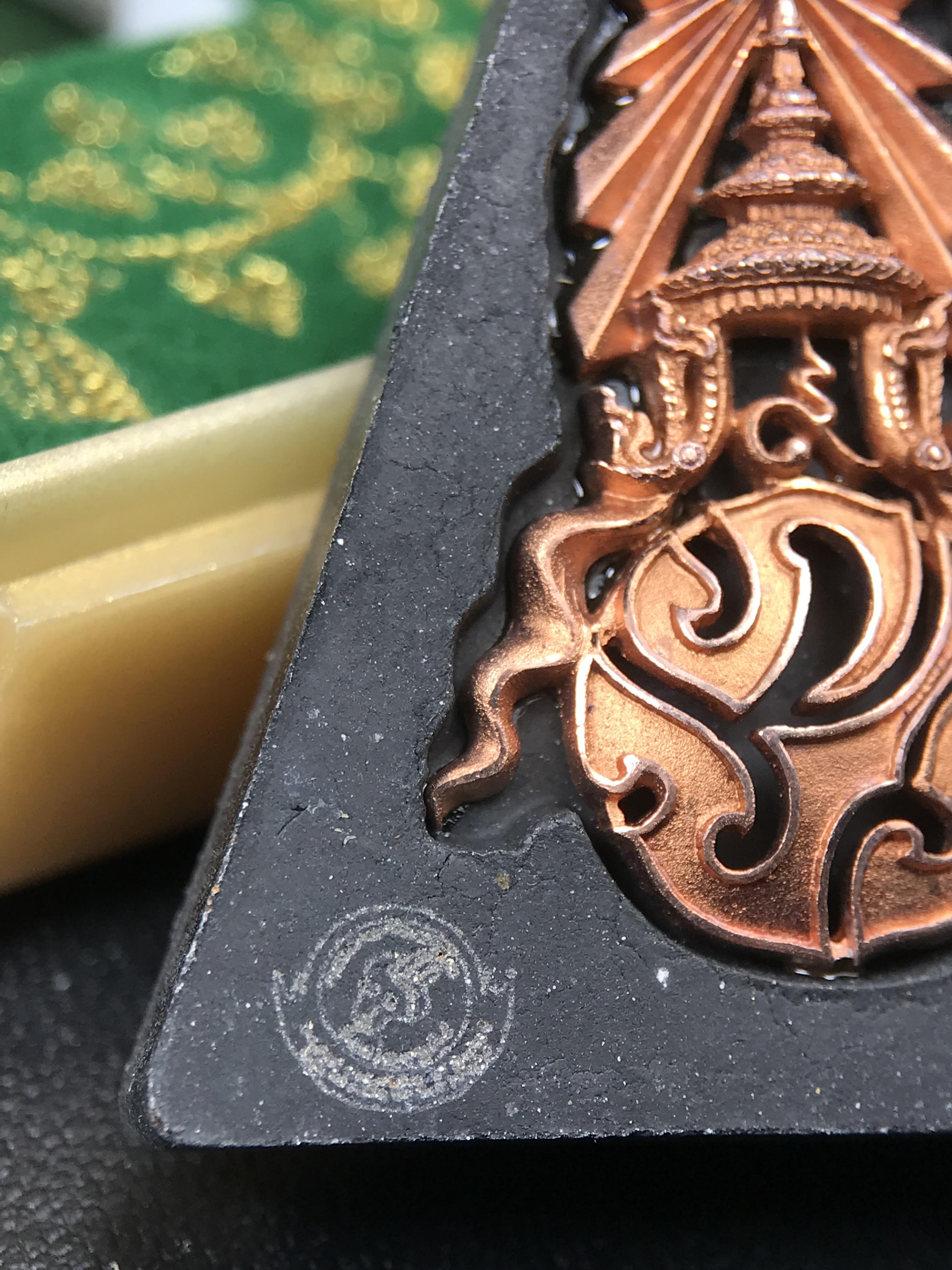 พระพุทธชินราช ภปร. 84พรรษา เนื้อผงปิดทองด้านหน้า หลัง ภ.ป.ร. เนื้อแดง (พระราชทานมวลสาร จิตรลดาและเส้นพระเจ้า(เส้นผม)ในหลวงรัชกาลที่9)พุทธศิลป์ทรงคุณค่าอีกหนึ่งรุ่นยอดนิยม(องค์หมายเลข ๒๕๔๙)1 ใน 10000 องค์