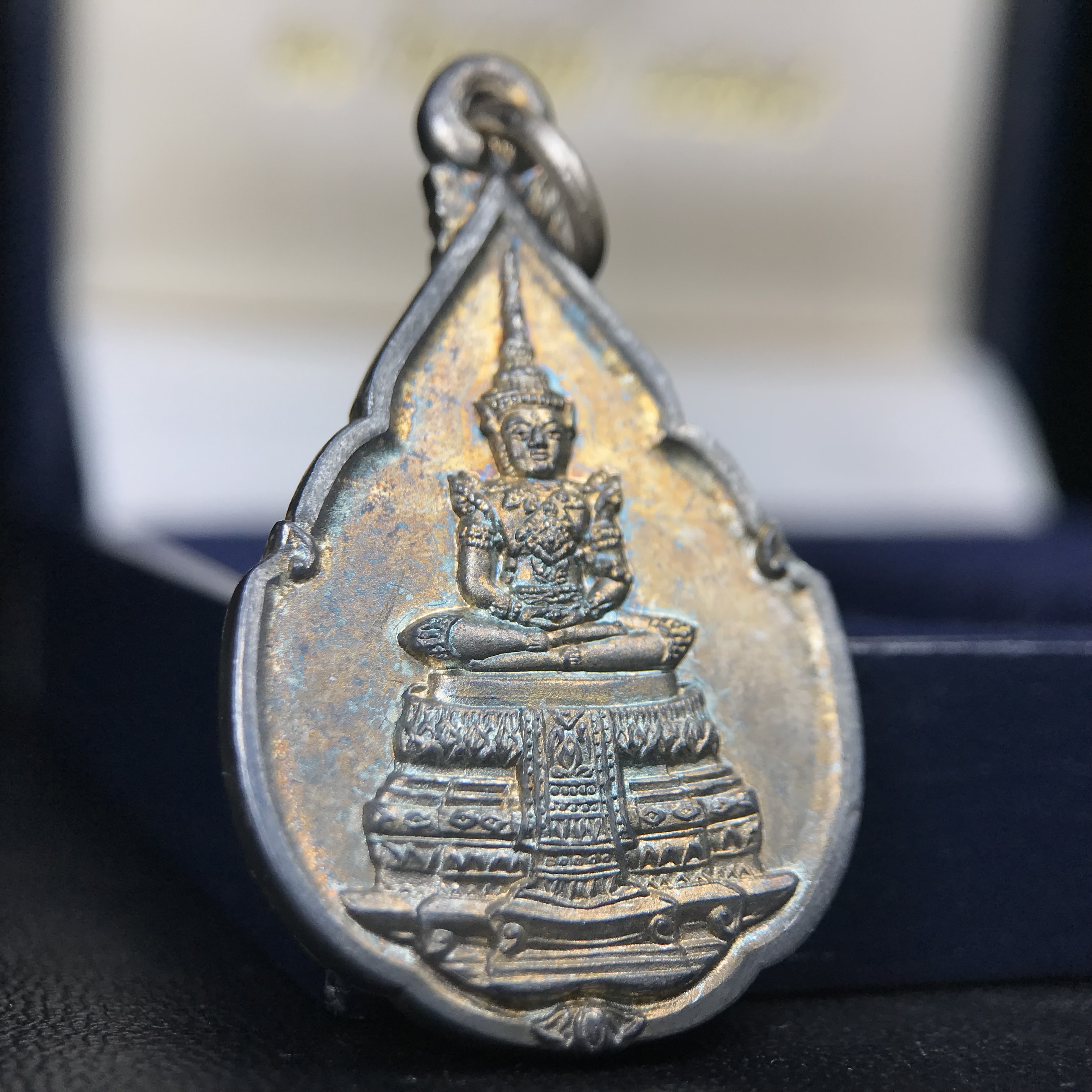 เหรียญพระแก้วมรกต ที่ระลึกในพิธีเททองการจัดสร้างพระแก้วมรกตกรมสรรพสามิต พ.ศ.2539 และในวโรกาสที่พระบาทสมเด็จพระเจ้าอยู่หัวทรงครองราชย์ครบ 50 ปี เนื้อเงิน ทรงหยดน้ำ(พิมพ์มีหูห่วง)(สภาพผิวเดิมขึ้นรุ้งสวยมาก)(พิธีใหญ่)**เนื้อเงินรุ่นนี้พบเจอน้อยมาก**