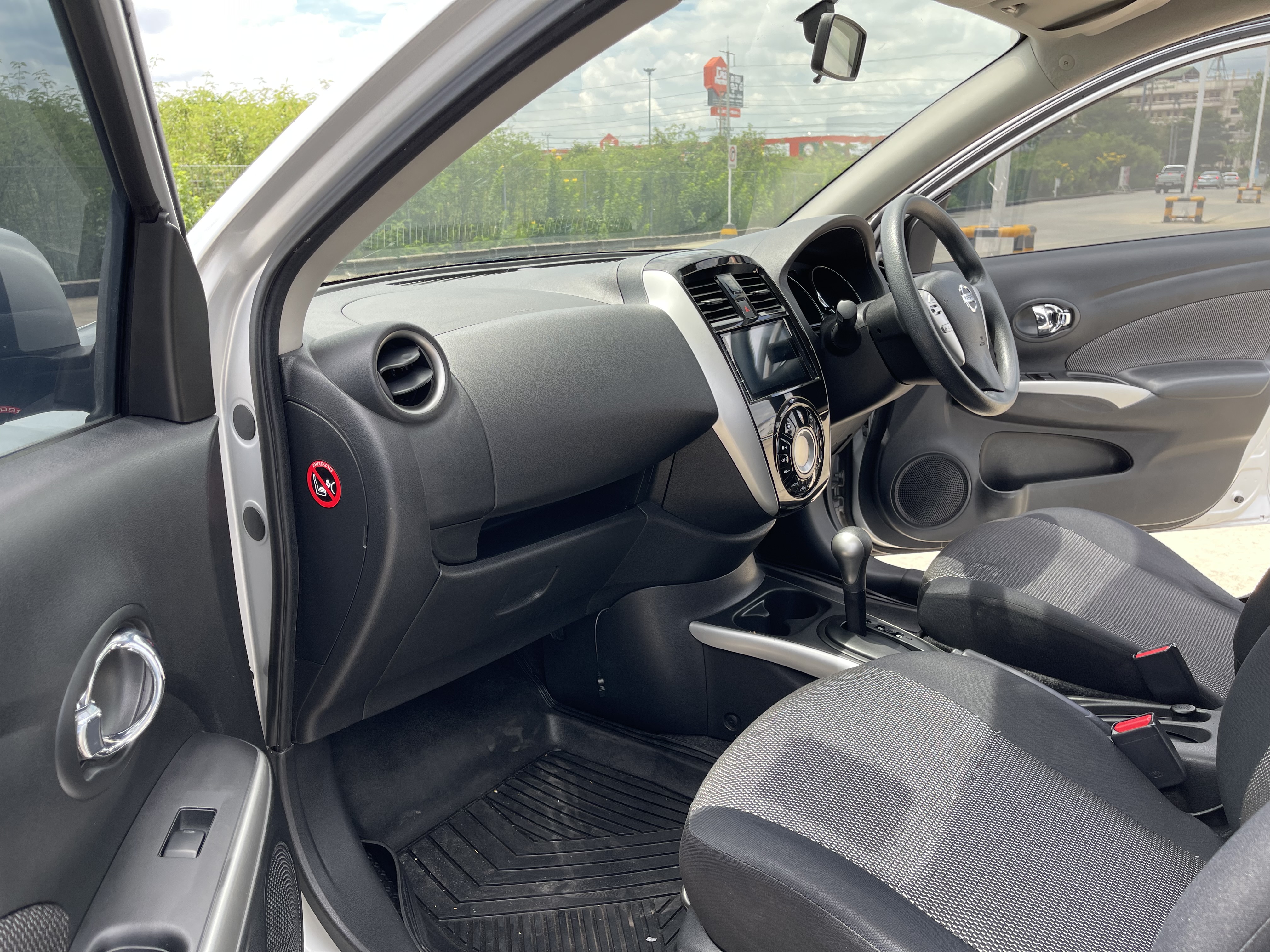 Nissan Almera 1.2 VL At 2015 เงิน