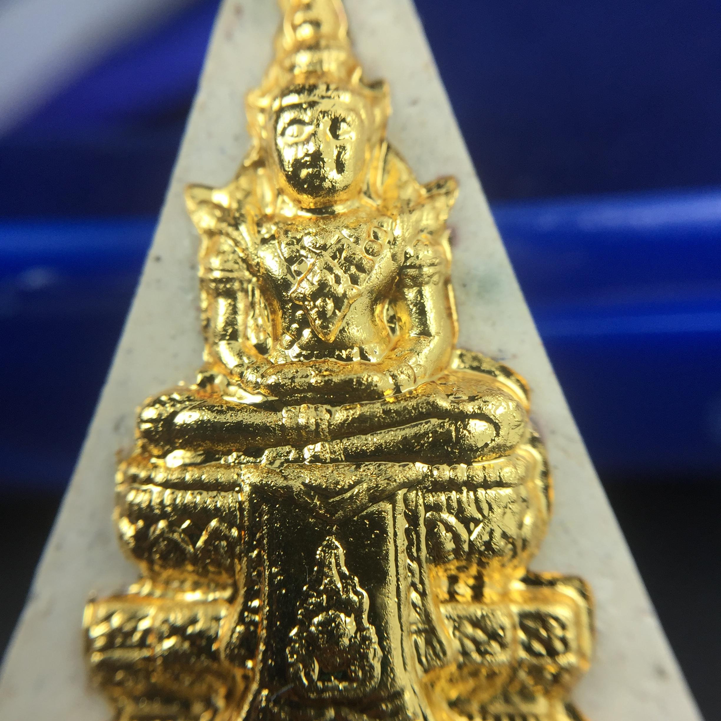 พระแก้วมรกต(จำลอง)ทรงเครื่องฤดูร้อน พระผงบูชา ด้านหน้าปิดทอง ด้านหลังตราสัญลักษณ์ฉลองสิริราชสมบัติครบ 60ปี เนื้อเงินขึ้นสีรุ้งธรรมชาติสร้างสรรค์งดงาม(รุ่นนี้ได้พระราชทานเส้นพระเจ้า(เส้นผม)รัชกาลที่9ในการจัดสร้าง)