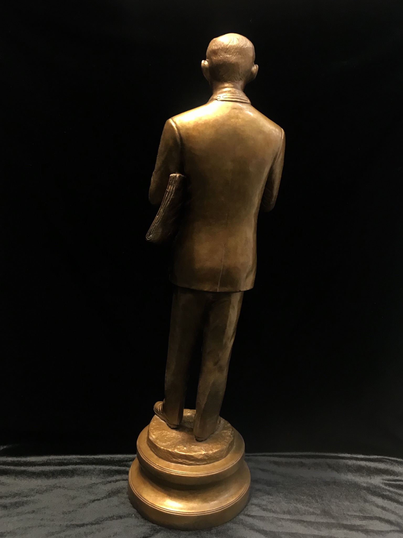 รูปหล่อพระบรมรูปพระบาทสมเด็จพระเจ้าอยู่หัว “ทรงงาน” เนื่องในโอกาสเฉลิมพระชนมพรรษา 86 พรรษา 5 ธันวาคม 2556 (ในหลวงท่านทรงดำริให้จัดสร้าง และ ตรวจงานด้วยพระองค์เอง)