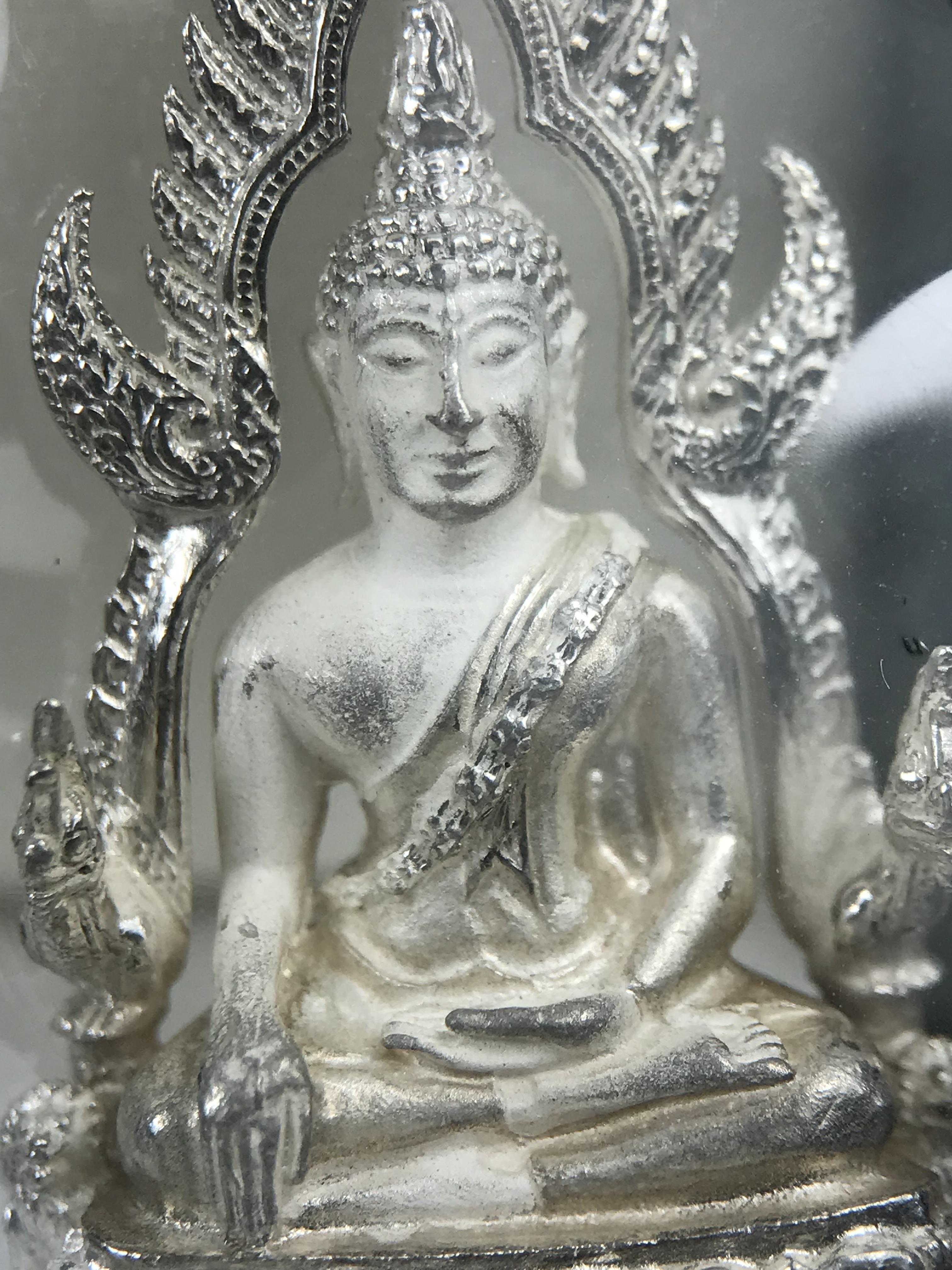 พระพุทธชินราช รุ่นมหาลาภ พิธีพุทธาภิเษกวัดพระศรีรัตนมหาธาตุวรมหาวิหาร จ.พิษณุโลก ปี 2540 เนื้อเงินบริสุทธิ์ 99.9% (นวลเงา)(สภาพผิวเดิมซีนซองเดิม พร้อมกล่องบรรจุเดิมและการ์ดใบรับรองครบสมบูรณ์ (องค์หมายเลข ๑๑๗๓๓)