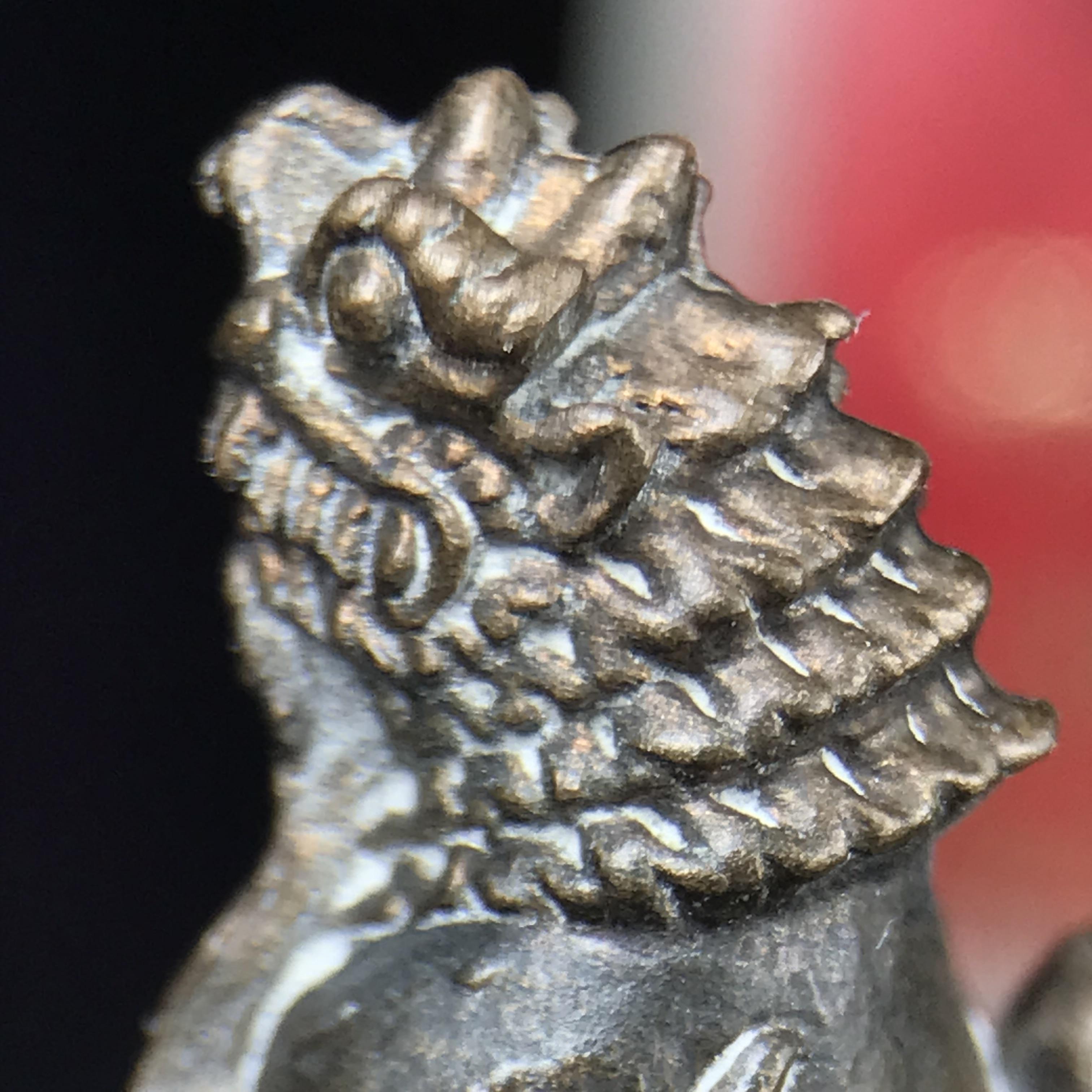 สิงห์เจ้าพ่อดำ วัดบุพพาราม จ.เชียงใหม่ ปี 2518 เนื้อนวโลหะ(ตอก 2 โค๊ต)หายาก(สภาพผิวเดิมสวยเดิมกล่องครบ) สิงห์รุ่นนี้มีพิธีดีมีเกจิอาจารย์ที่ร่วมปลุกเสกมากมาย****เครื่องราง ที่พระบาทสมเด็จพระเจ้าอยุ่รัชกาลที่ ๙ ทรงเสด็จฯประกอบพิธีด้วยพระองค์เอง