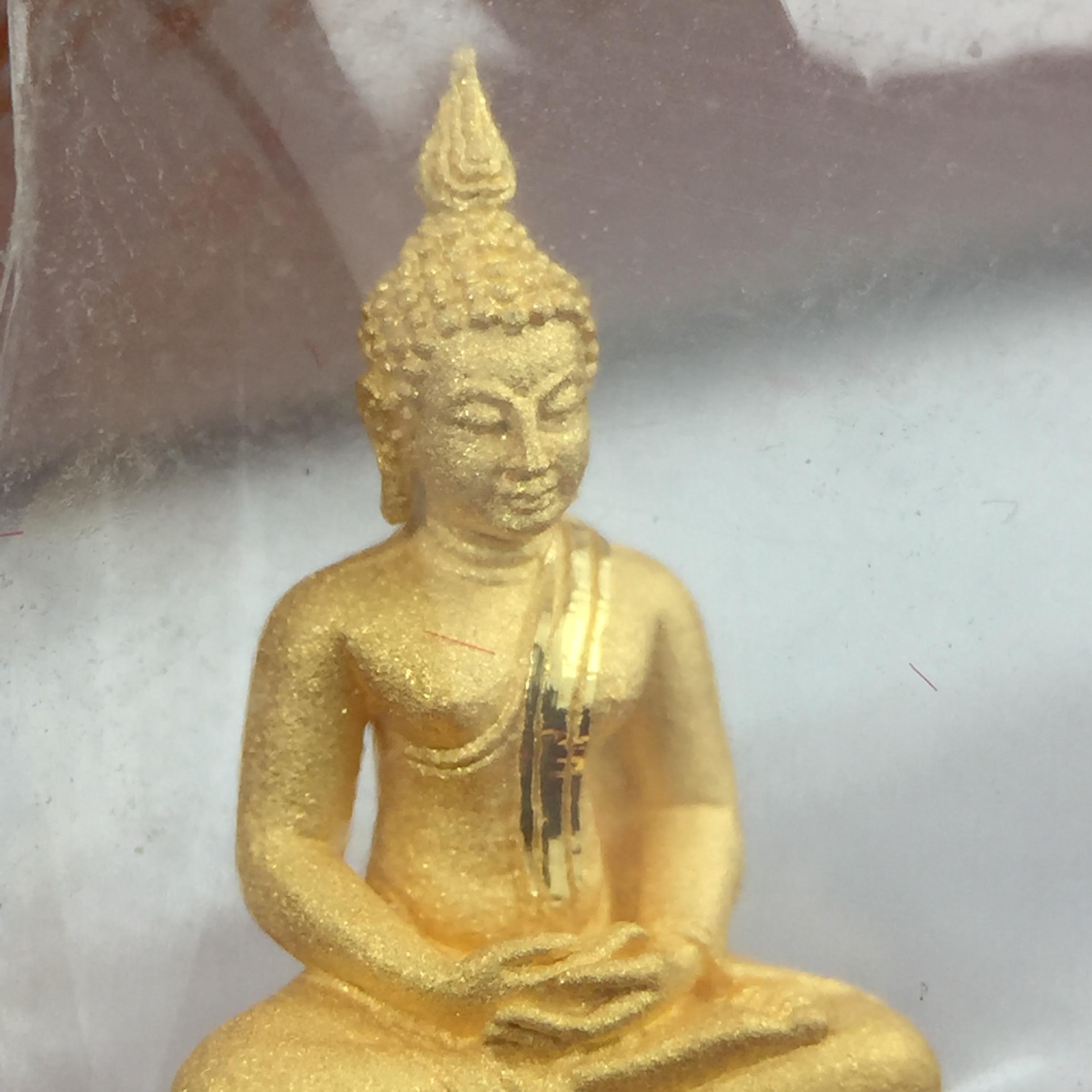 พระชัยวัฒน์พุทธสิหิงค์ ภปร. รุ่นสร้างหอพระธรรมศาสตร์ ปี2542 เนื้อทองคำ(5.9 กรัม)(ผิวเดิม ซีนซองเดิม กล่องครบสวยสมบูรณ์) มหาพิธี 3วาระอันยิ่งใหญ่(ตอกโค๊ตและหมายเลข๘๒๑) (1ใน5000องค์)