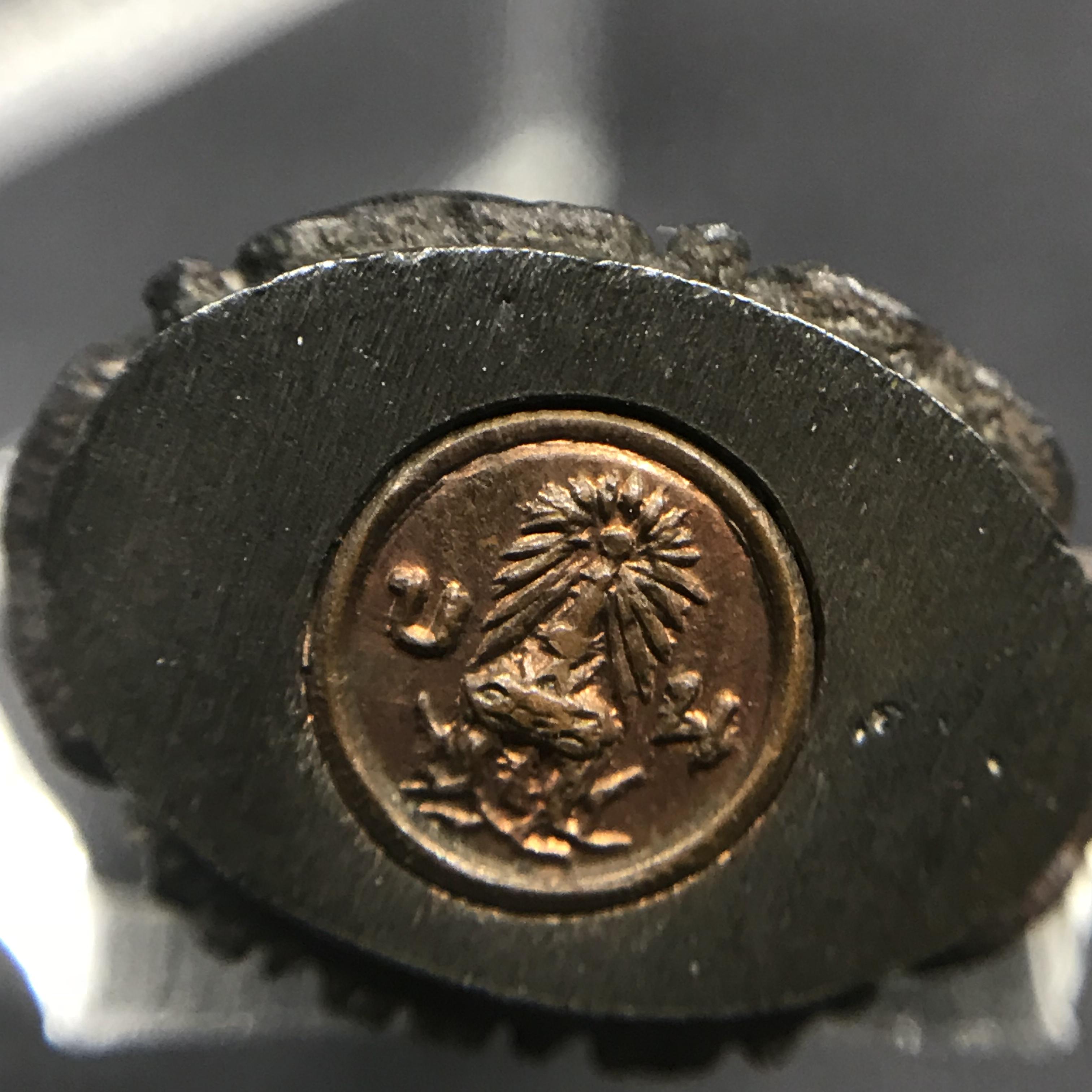 พระกริ่งไพรีพินาศ(รุ่นแรก สมเด็จพระญาณสังวร) วัดเพชรวราราม รุ่นเขาค้อ เนื้อนวโลหะ ตอกโ ค้ต ปี2520 จ.เพชรบูรณ์(1ใน2309 องค์)