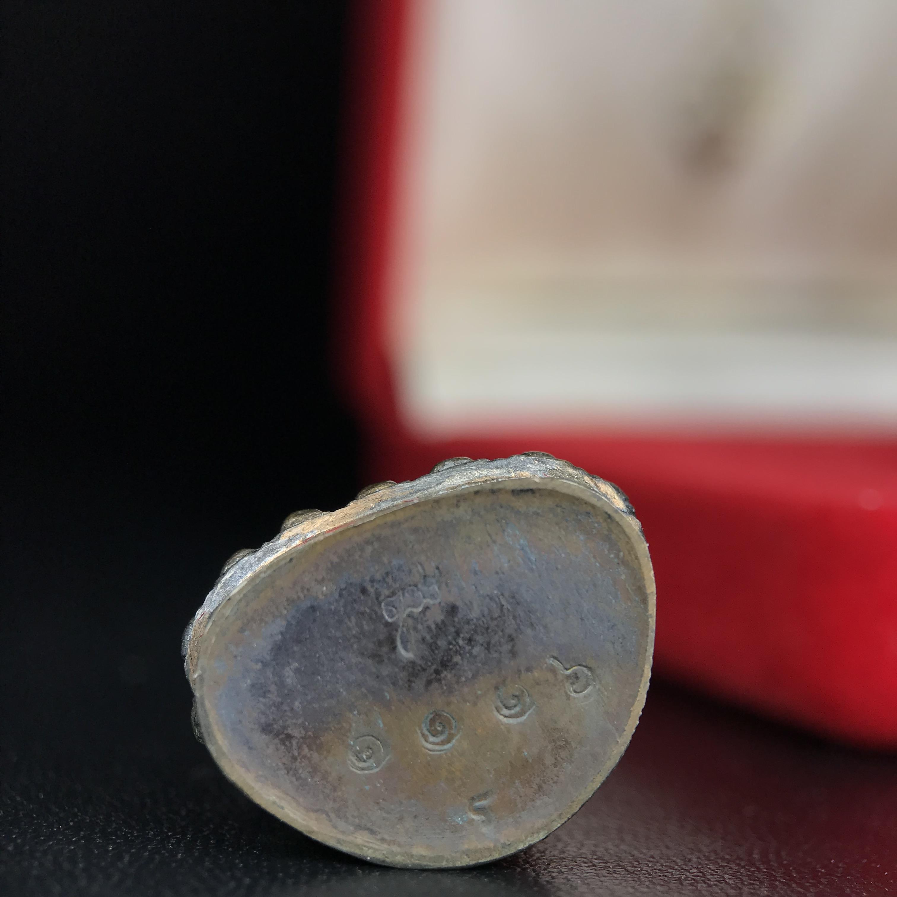 พระกริ่งศาสดา ภปร. วัดบวรนิเวศวิหาร ปี 2532 จัดสร้างในโอกาสสองทศวรรษรามาธิบดี เพื่อศูนย์การแพทย์สิริกิติ์ เนื้อนวโลหะ(ผิวเดิมสวยงาม) (พิธีใหญ่ มวลสารมงคล สวยงามเข้มขลัง)สมเด็จพระญาณสังวร สมเด็จพระสังฆราชฯเสด็จเททอง***ตอกโค๊ตหมายเลข ๑๑๑๖***