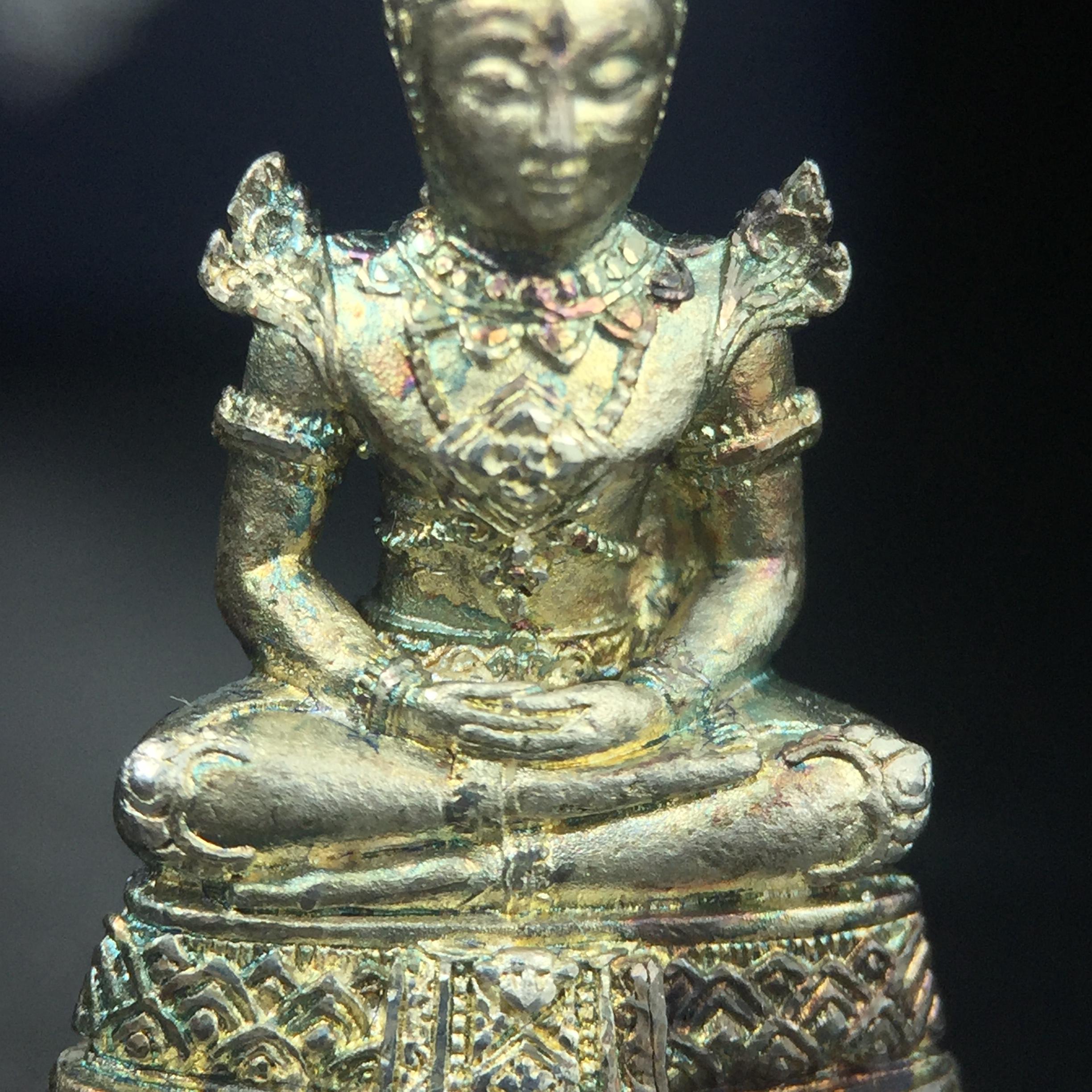 พระแก้วมรกต กรมสรรพสามิตจัดสร้างขึ้นเนื่องในโอกาสครบรอบ 64 ปีของกรมสรรพสามิต และเนื่องในวโรกาสที่พระบาทสมเด็จพระเจ้าอยู่หัวทรงครองราชย์ครบ50ปีเมื่อ พ.ศ.2539 เนื้อเงินทรายนวลขัดเงา(ผิวเดิมๆขึ้นสีรุ้งธรรมชาติสวย(สเน่ห์พระเนื้อเงินสีสันที่ธรรมชาติสรรค์สร้าง)