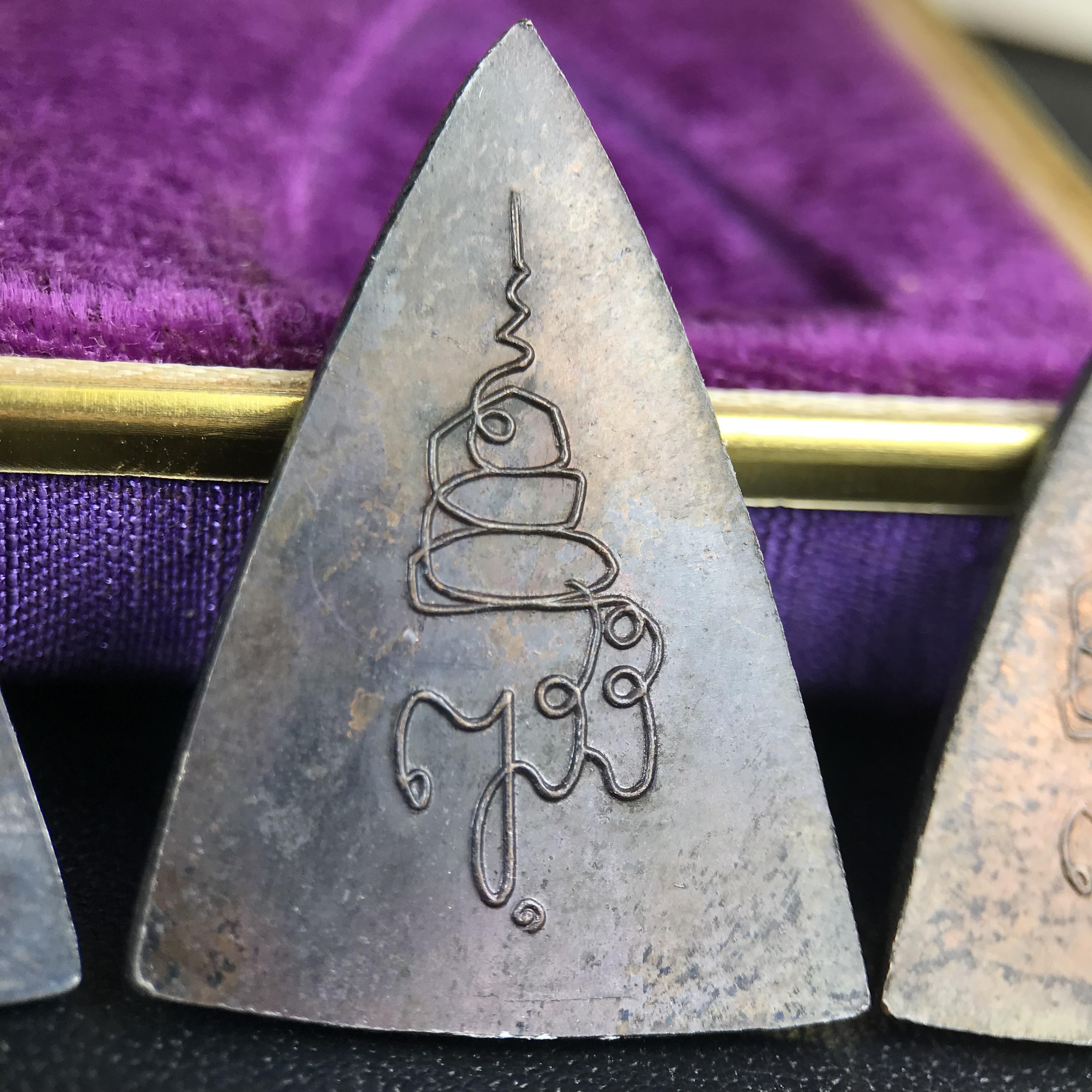 เหรียญสมเด็จนางพญาคุณากร หลัง ญสส. ปี 2532 ชุดเนื้อเงินและเนื้อนวโลหะ พิมพ์ใหญ่คู่พิมพ์เล็ก(ชุดพิเศษกรรมการ 1 ใน 500 ชุด) พิธีใหญ่ สภาพสวยผิวเดิมพร้อมกล่องบรรจุเดิมกำมะหยี่สีม่วงสัญลักษณ์ “สธ” สมเด็จพระเทพฯ ครบสมบูรณ์***ชุดแจกกรรมการพบเจอน้อย หายาก***