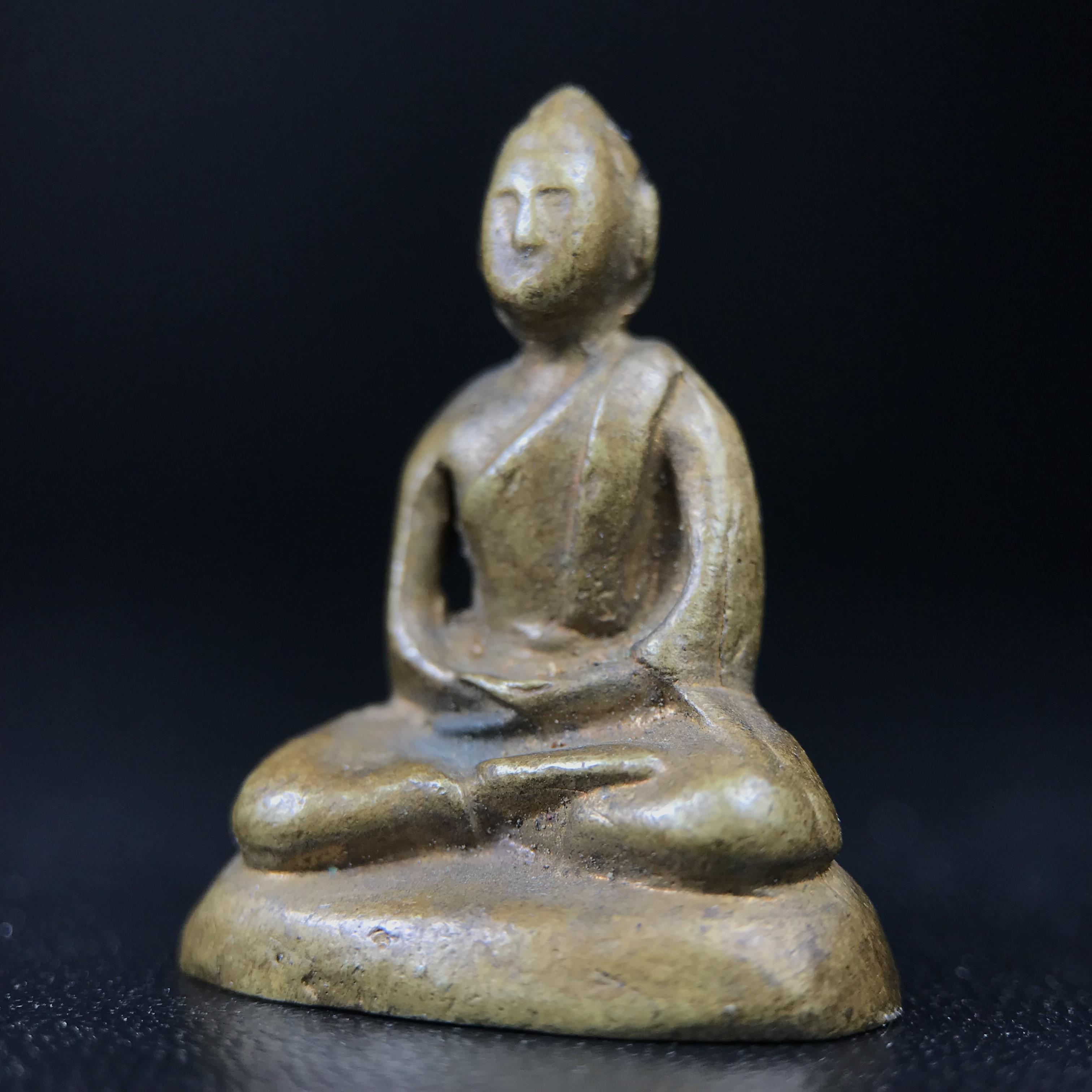 พระกริ่งฝีพระหัตถ์สมเด็จย่า ขนาดห้อยบูชาขนาดเล็ก จัดสร้างขึ้นเนื่องในวาระครบ 6 รอบ เมื่อวันที่21 ตุลาคม พ.ศ.2515(ในหลวงรัชกาลที่ 9 เสด็จพระราชดำเนินทรงเททอง)ปลุกเสกยิ่งใหญ่ เกจิ 108 รูป ร่วมปลุกเสก คัดสภาพสวยแบบนี้พบเจอน้อยมาก หมายเลขต้นๆหลักร้อย หายากมาก