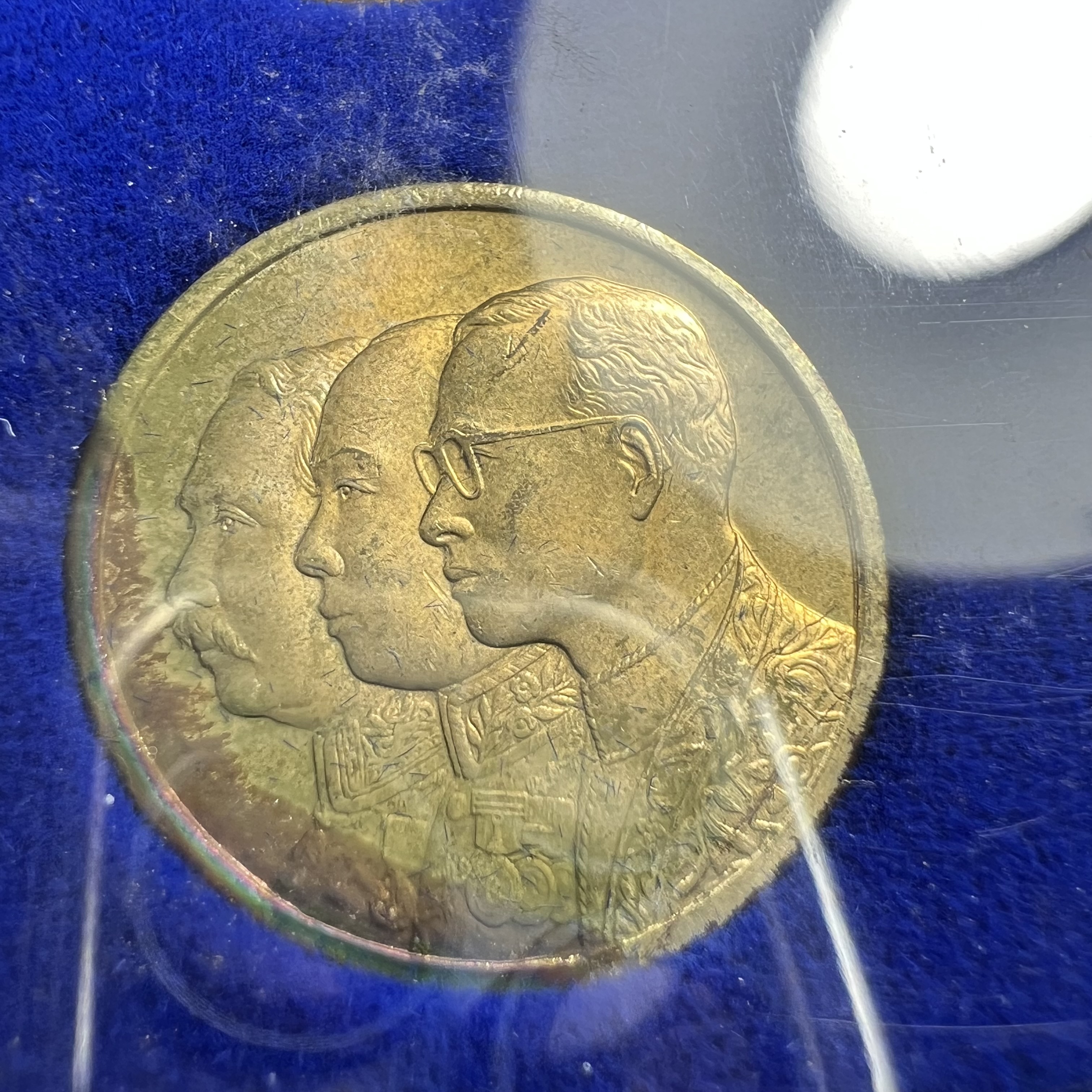 ชุดที่ระลึกครบ 84 ปี โรงพยาบาลจุฬาลงกรณ์ สภากาชาดไทย 30 พฤษภาคม พ.ศ.2541(ในหลวงรัชกาลที่9เสด็จในพิธี)พระดี พิธีใหญ่ มวลสารเส้นเกศาในหลวงรัชกาลที่ 9 ประกอบพิธีพุทธาภิเษกพร้อมกับพิธีพระกริ่งปวเรศ ปี2530 วัดบวรนิเวศและวัดพระแก้ว(แพ็คเดิมไม่เคยแกะเปิด)