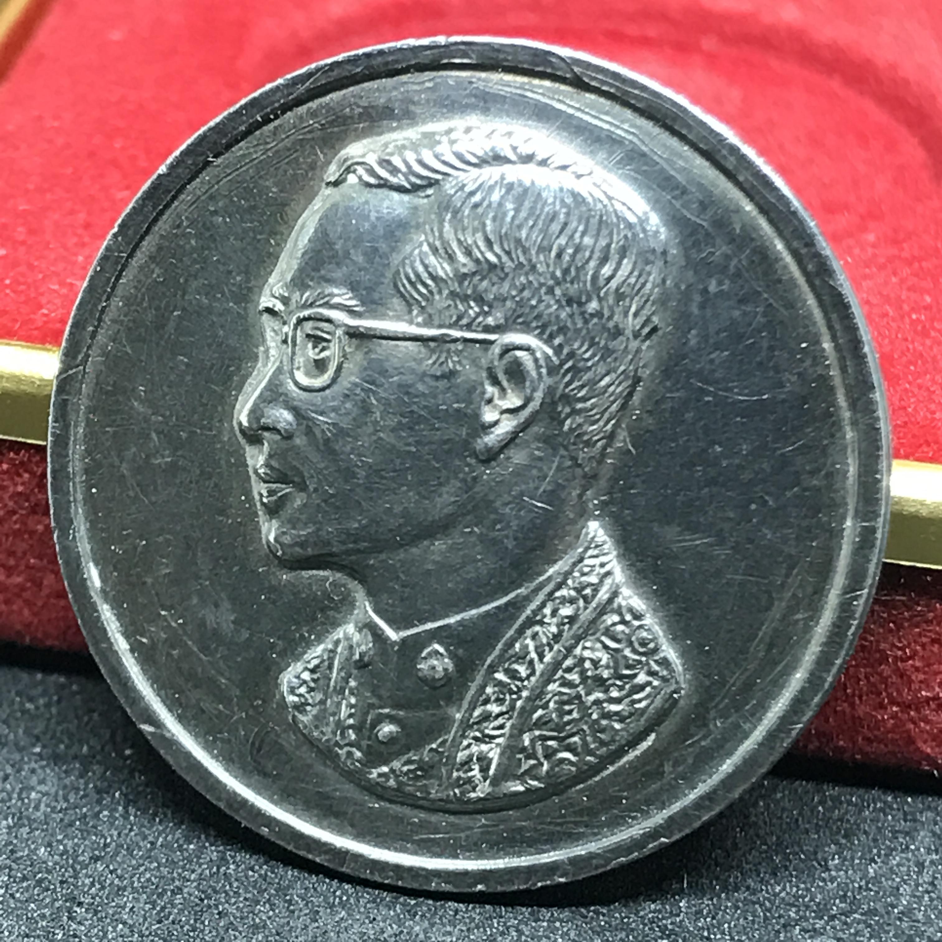 เหรียญพระบรมรูปคุ้มเกล้า รพ.ภูมิพล ปี2522 (ในหลวงเททอง) เนื้อเงินพิมพ์ใหญ่พร้อมกล่องเดิม