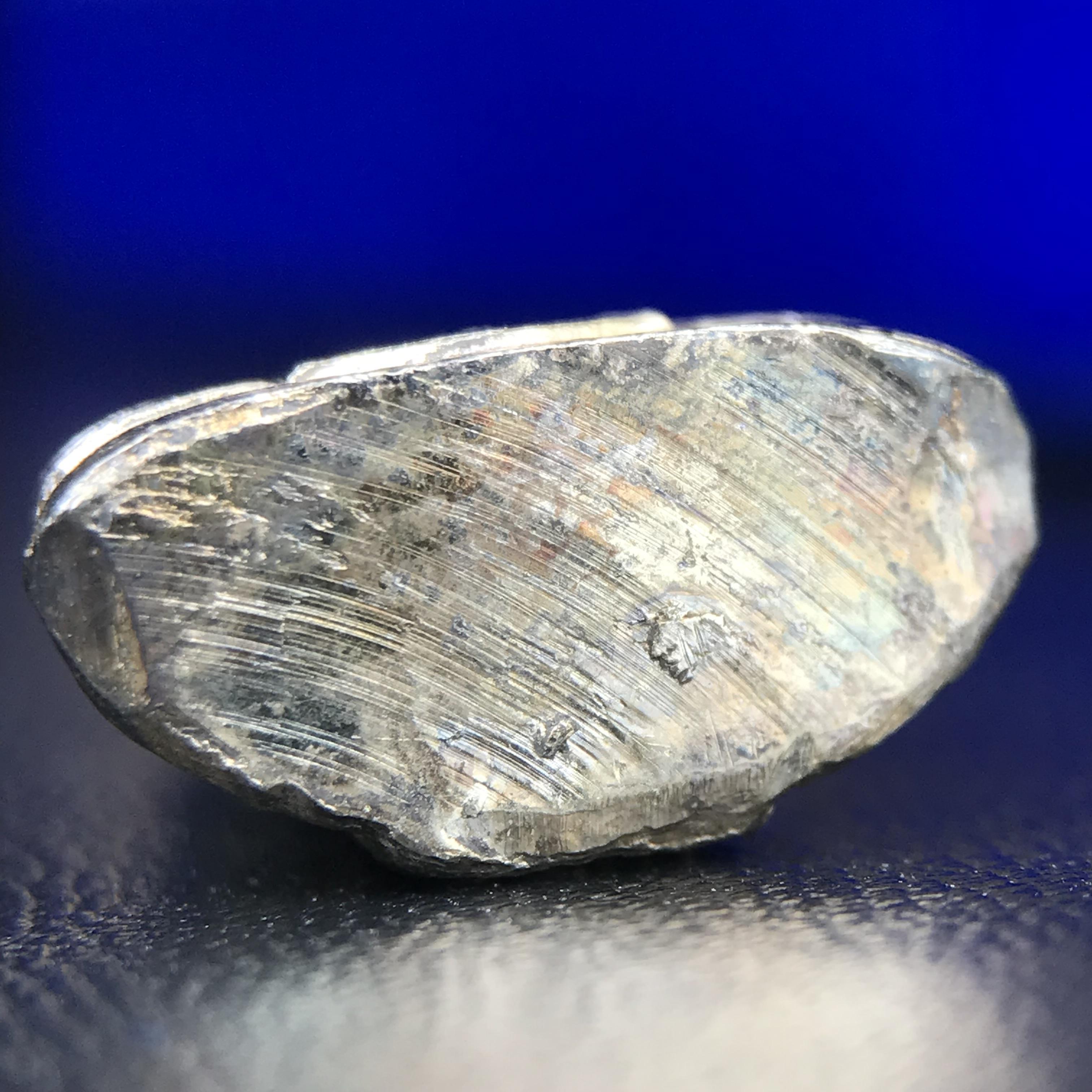 พระกริ่งหลวงพ่อโสธร ภปร. รุ่นกาญจนาภิเษก จัดสร้างในมงคลวโรกาสที่พระบาทสมเด็จพระเจ้าอยู่หัวรัชกาลที่9 เสด็จเถลิงถวัลย์สิริราชสมบัติ ครบ 50 ปี ในพุทธศักราช 2539 เนื้อเงิน(ผิวเดิมสวย)(พิธีใหญ่เข้มขลัง)1 ใน 9950 องค์