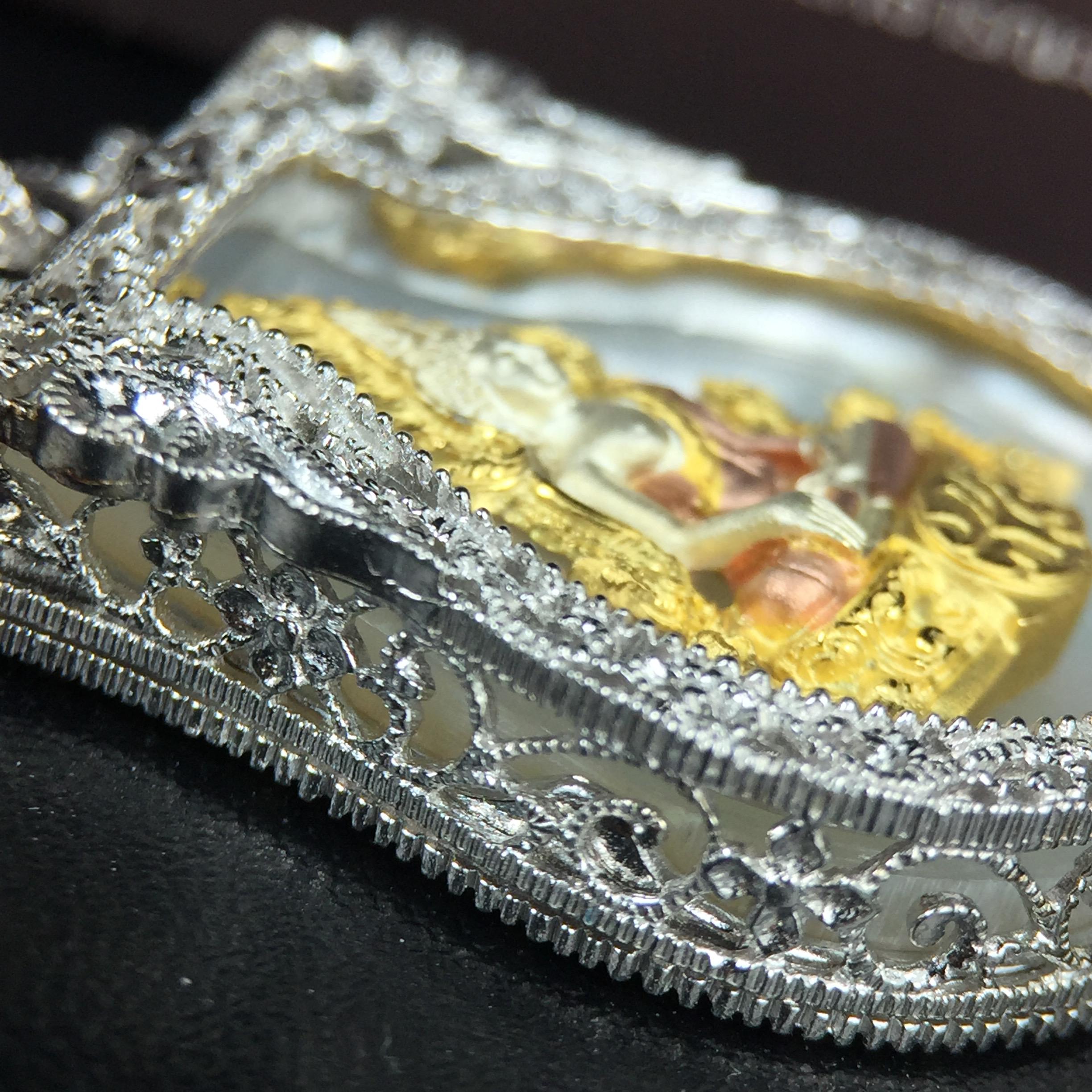 พระพุทธชินราช ภปร. โครงการ "เพราะแผ่นดินนี้ คือ แผ่นดินเกิด" ปี2548(รุ่นแรก) เหรียญทรงเสมา ขนาด 21 x 29 มม.เนื้อเงินสามกษัตริย์ องค์พระชุบสามกษัตริย์ ล้อมด้วยกรอบเงินชุบทองคำขาวสลักเสลาเป็นลวดลายละเอียดอ่อน ส่วนพื้นองค์พระเป็นเปลือกหอยมุขงดงาม