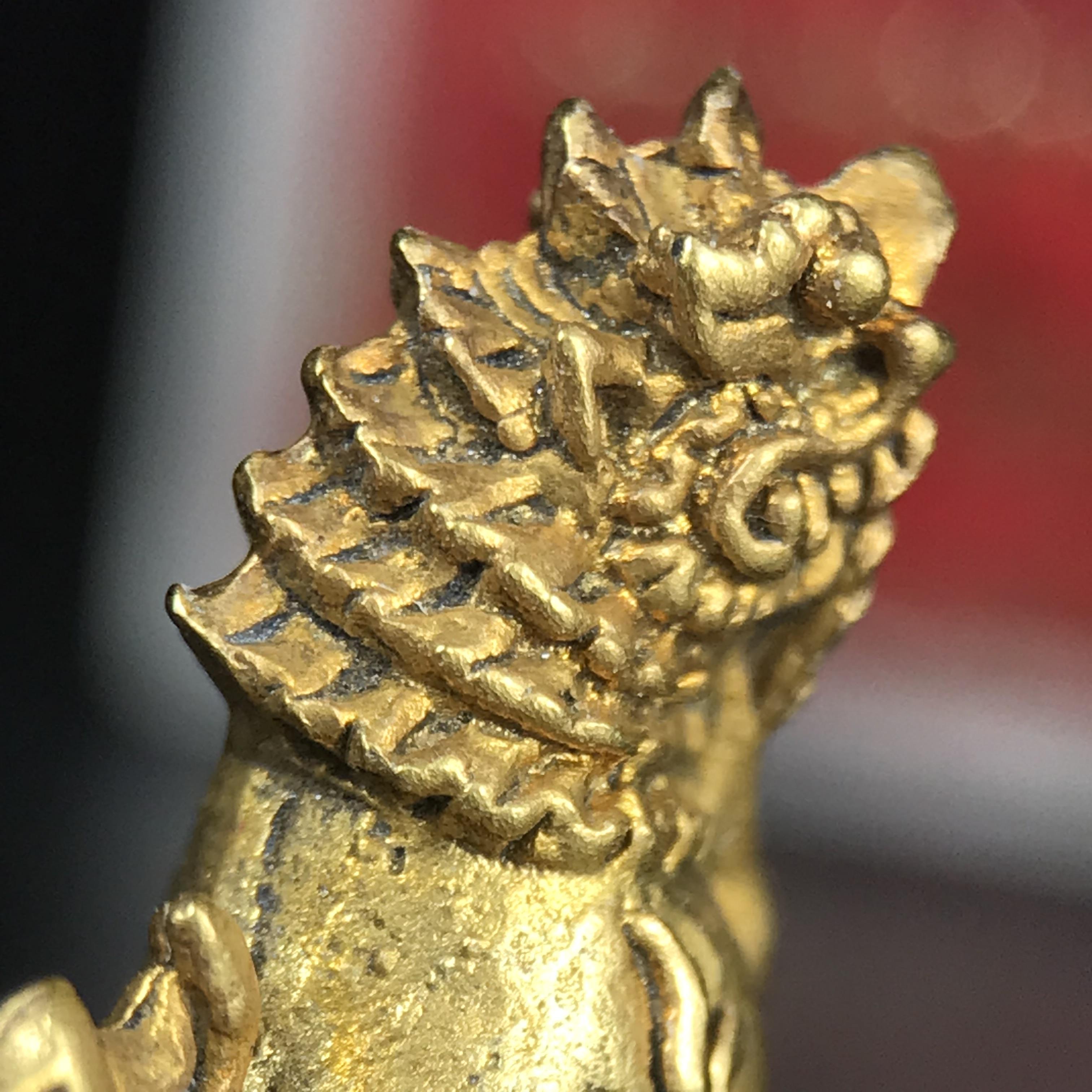 สิงห์เจ้าพ่อดำ วัดบุพพาราม จ.เชียงใหม่ ปี 2518 เนื้อกะไหล่ทอง(ตอก 2 โค๊ต)หายาก(สภาพผิวเดิมสวยเดิมกล่องครบ) สิงห์รุ่นนี้มีพิธีดีมีเกจิอาจารย์ที่ร่วมปลุกเสกมากมาย****เครื่องราง ที่พระบาทสมเด็จพระเจ้าอยุ่รัชกาลที่ ๙ ทรงเสด็จฯประกอบพิธีด้วยพระองค์เอง