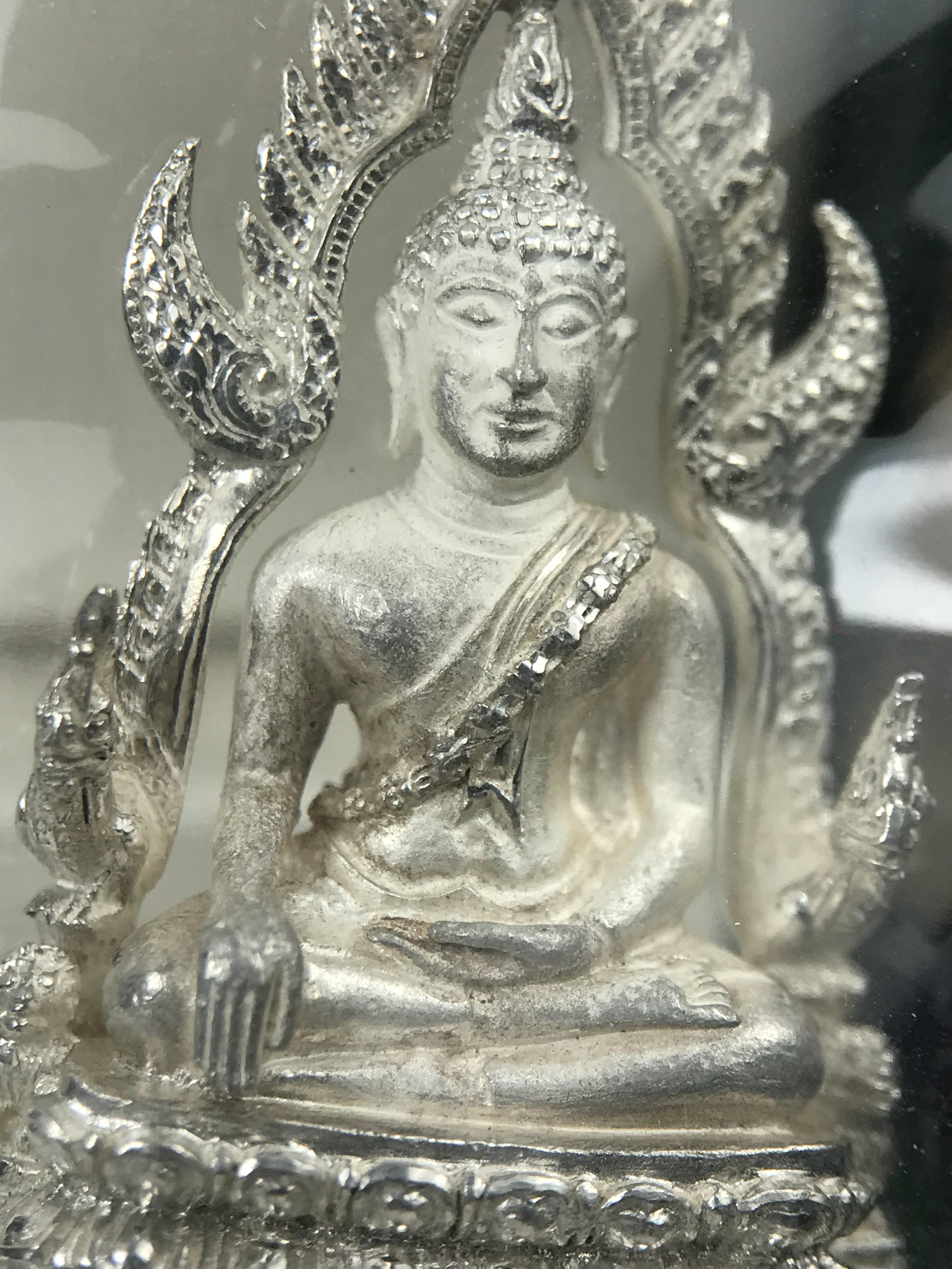 พระพุทธชินราช รุ่นมหาลาภ พิธีพุทธาภิเษกวัดพระศรีรัตนมหาธาตุวรมหาวิหาร จ.พิษณุโลก ปี 2540 เนื้อเงินบริสุทธิ์ 99.9% (นวลเงา)(สภาพผิวเดิมซีนซองเดิม พร้อมกล่องบรรจุเดิมและการ์ดใบรับรองครบสมบูรณ์ (องค์หมายเลข ๑๑๗๓๔)