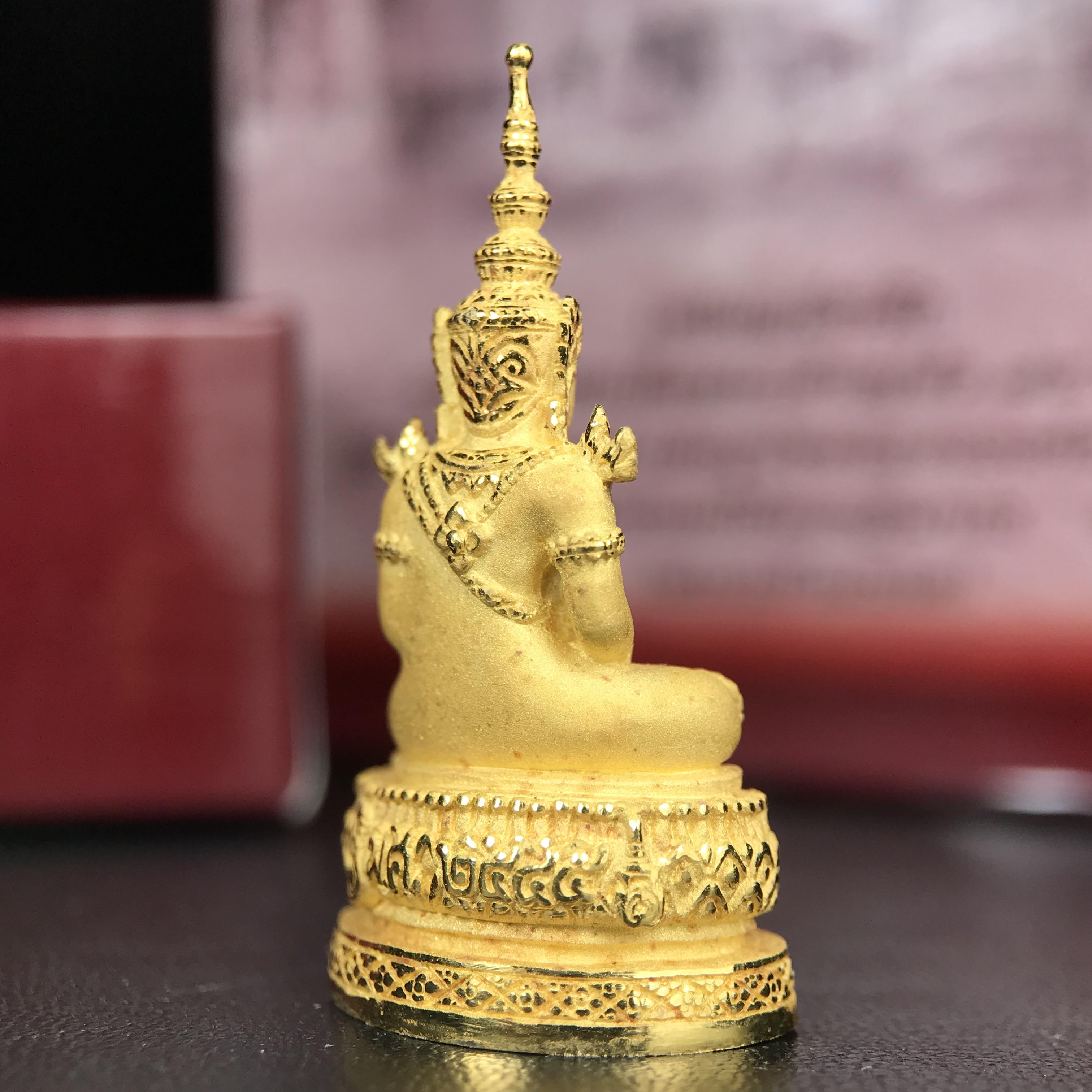 พระแก้วมรกต ภปร.(รุ่นแรก) ปี2545 รุ่นฉลองกรุงรัตนโกสินทร์ครบ 220 ปี พิมพ์ลอยองค์ใหญ่ เนื้อทองคำบริสุทธิ์ 96.5%(15.2 กรัม) ขนาด 19*35 มม.ครบสมบูรณ์(องค์หมายเลข ๓๓)(เลขคู่สวย)สุดยอดมงคลแผ่นดินที่ควรเก็บรักษา บูชาเป็นมงคลชีวิต(สวยงามและหายากมาก)(1ใน1000องค์)