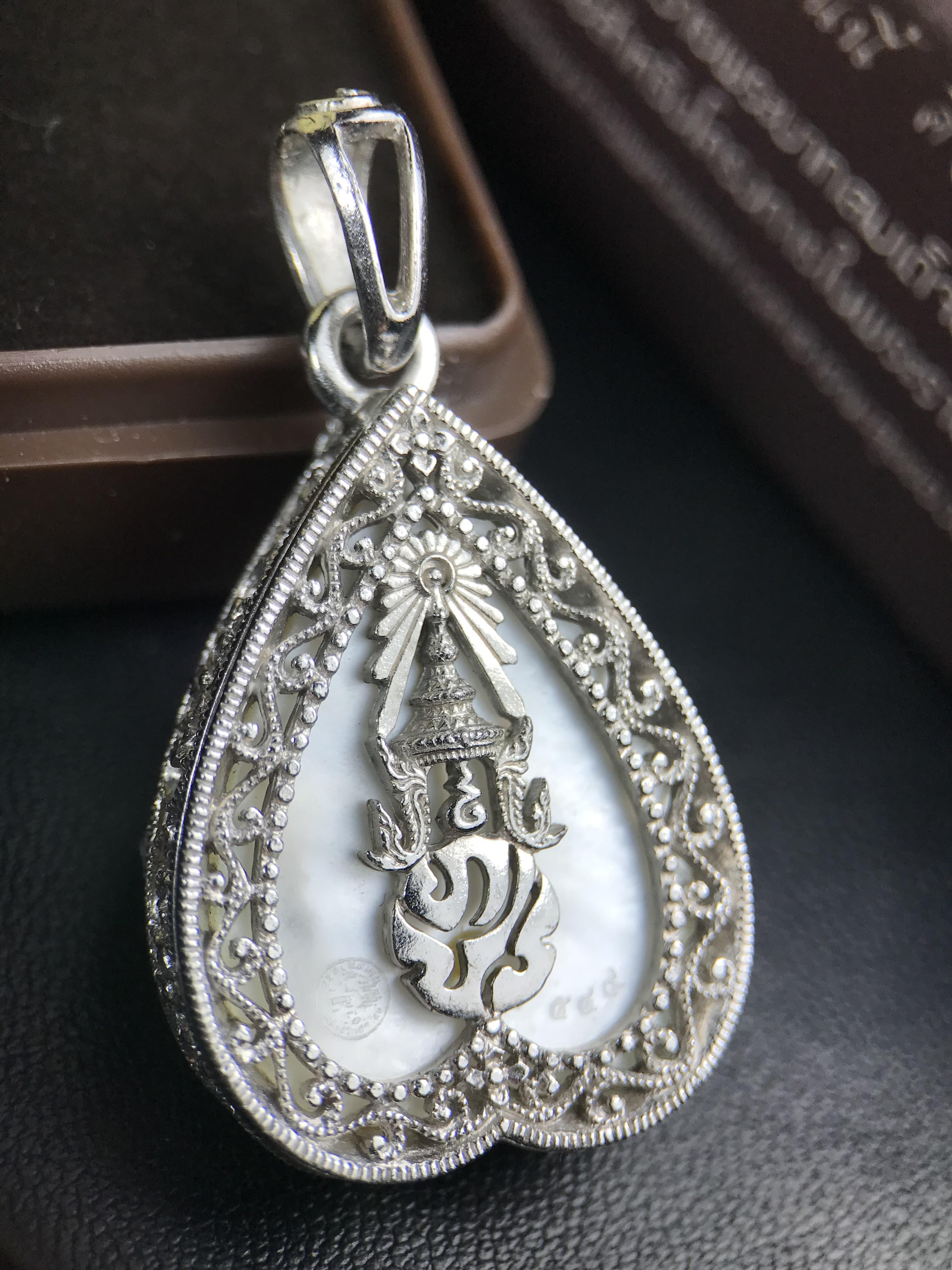 พระพุทธชินราช ภปร. โครงการ "เพราะแผ่นดินนี้ คือ แผ่นดินเกิด" ปี 2548(รุ่นแรก) เหรียญทรงใบโพธิ์ ขนาด 21 x 29 มม. เนื้อเงินสามกษัตริย์ องค์พระชุบสามกษัตริย์ ล้อมด้วยกรอบเงินชุบทองคำขาวสลักเสลาเป็นลวดลายละเอียดอ่อน ส่วนพื้นองค์พระเป็นเปลือกหอยมุข