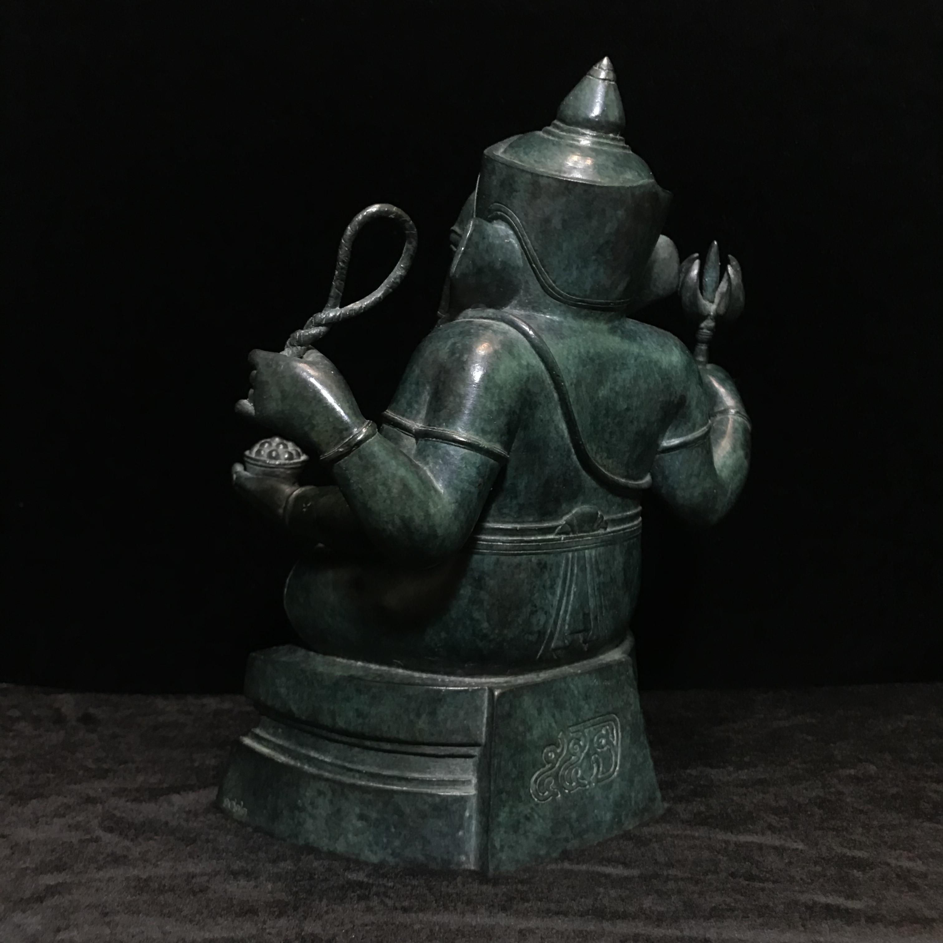 พระพิฆเนศครบรอบ55ปี คณะจิตรกรรม ม.ศิลปากร ปี 2540 เนื้อสำริด สนิมเขียว พาติน่า (Patinas) ขนาด 5x9 นิ้ว เป็นพระพิฆเนศที่งดงามทางด้านศิลปะมาก