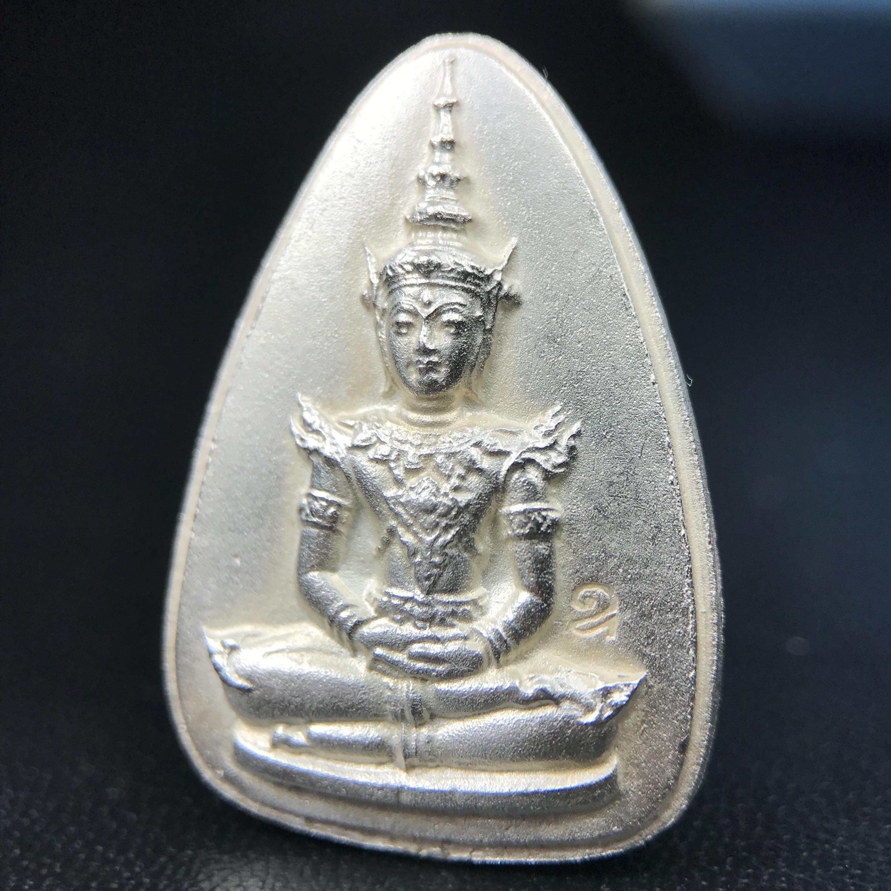 พระแก้วมรกต ญสส. สมเด็จพระญาณสังวร สมเด็จพระสังฆราช วัดบวรนิเวศวิหาร รุ่นมรดกไทย มรดกโลก พ.ศ.2536 จัดสร้างโดยมูลนิธิปริยัติศึกษา ในพระสังฆราชูปถัมภ์ เนื้อเงิน พิมพ์ใหญ่ขนาดสูง 3 ซ.ม. พร้อมกล่องบรรจุเดิมครบ