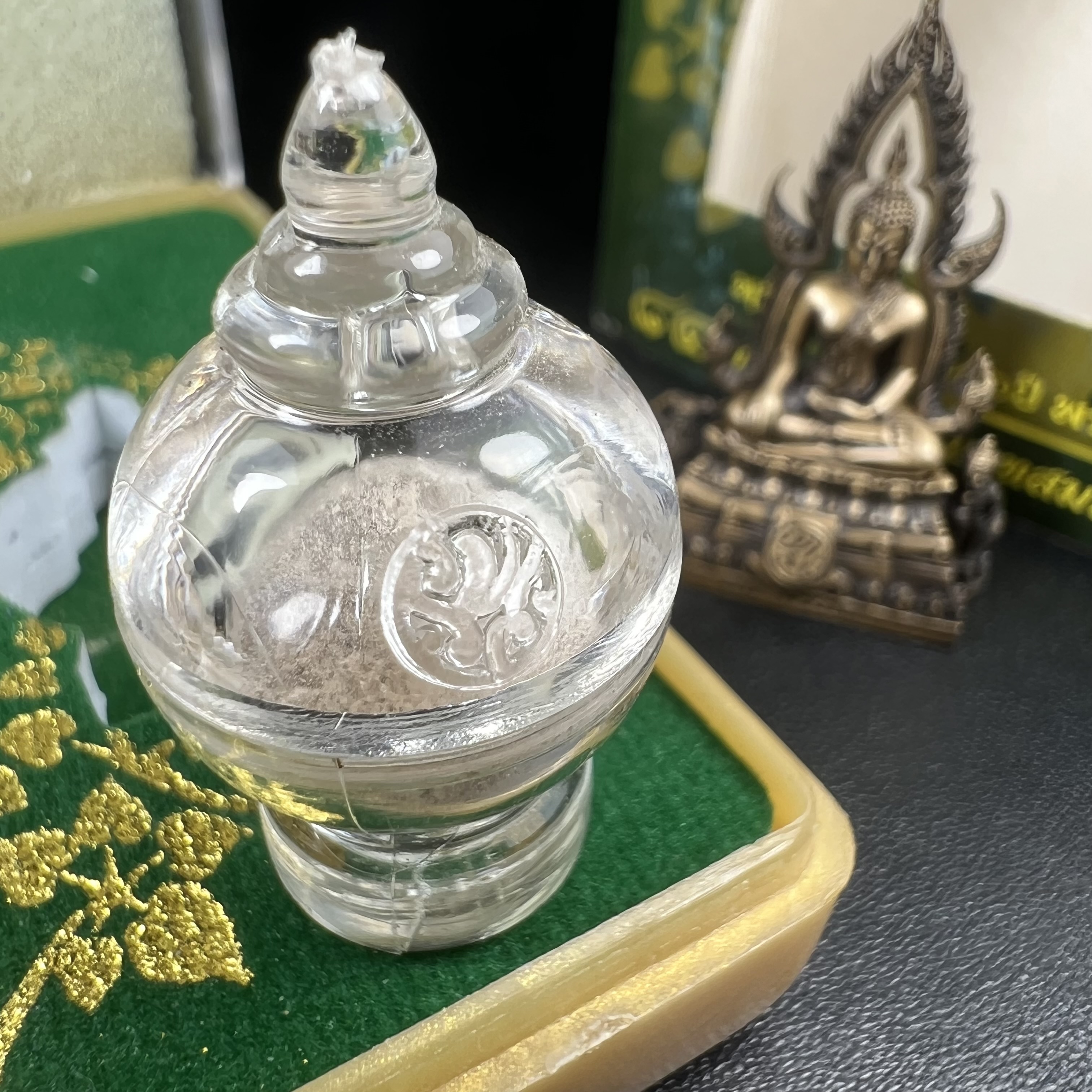 พระพุทธชินราช(จำลอง) ภปร. 84 พรรษา ปี 2554 เนื้อบรอนซ์รมดำซาติน พิมพ์กลางขนาดหน้าตัก 1/2 นิ้ว(พระราชทานมวลสาร จิตรลดาและเส้นพระเจ้า(เส้นผม)รัชกาลที่9)พุทธศิลป์ทรงคุณค่าอีกหนึ่งรุ่นยอดนิยม