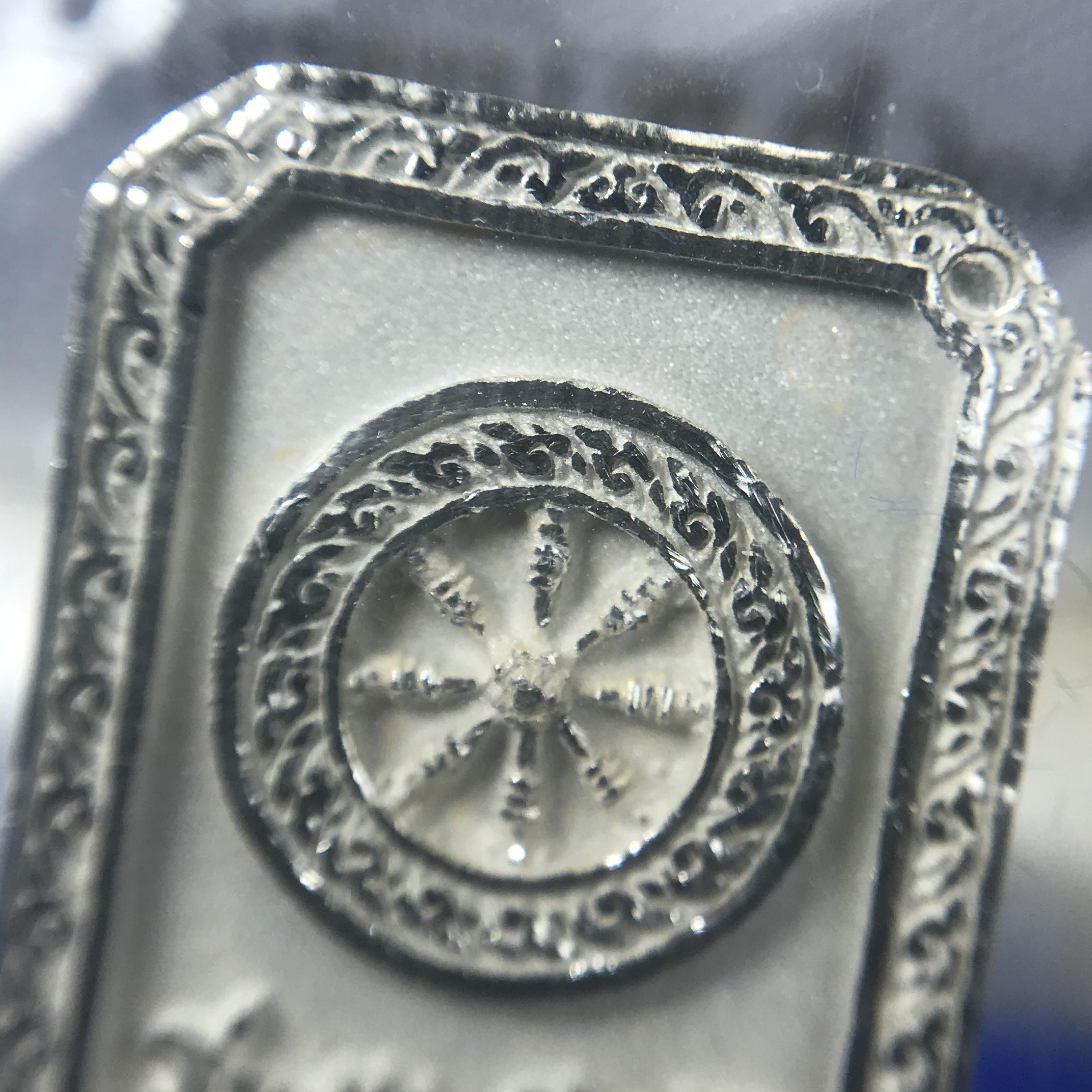 พระพุทธโสธร(หลวงพ่อโสธร) รุ่นสร้างอุโบสถ ปี2539 เนื้อเงิน พิมพ์แปดเหลี่ยม(หายาก) สภาพสวยผิวเดิมขึ้นน้ำทองสีรุ้งแบบนิยม กล่องบรรจุเดิมครบสมบูรณ์