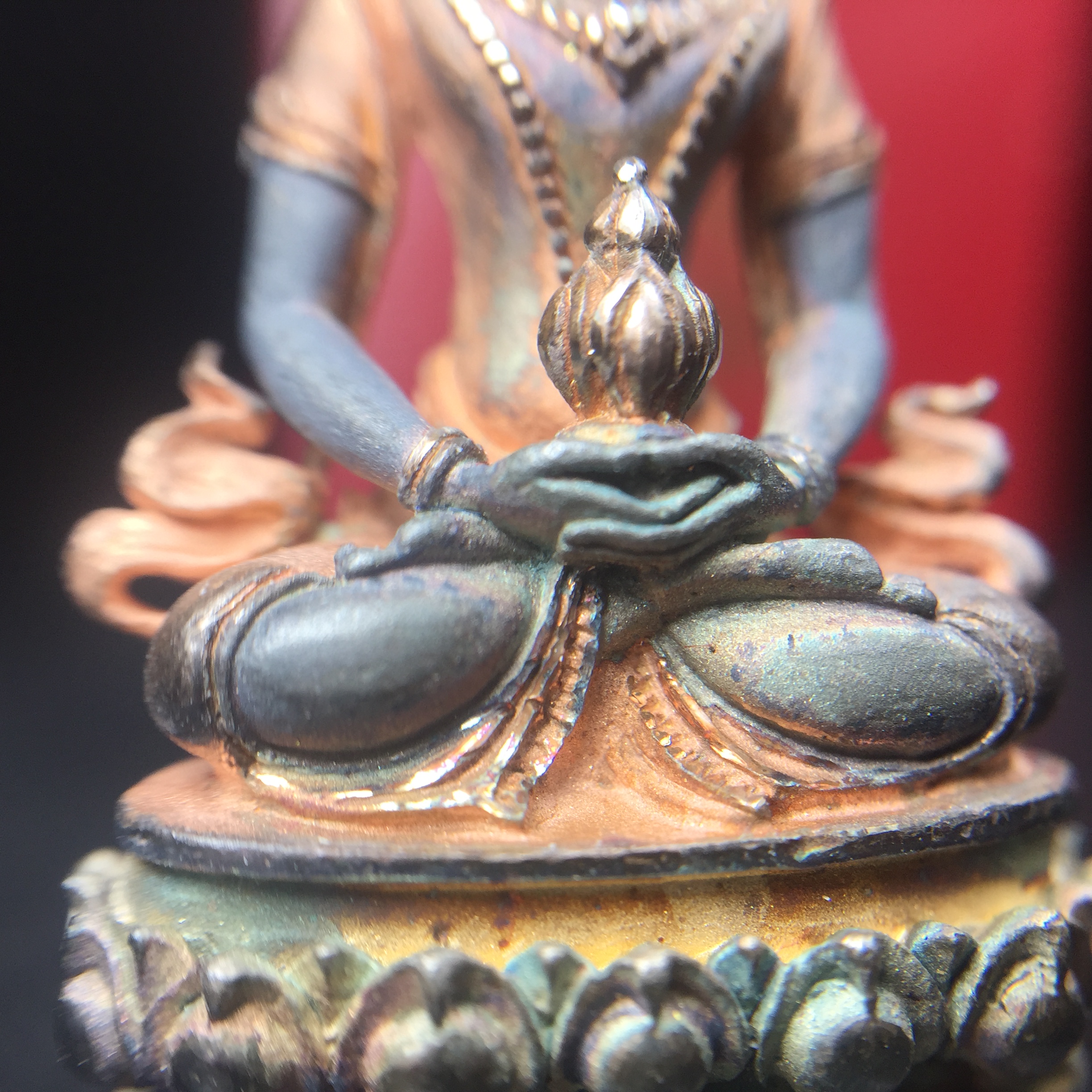 พระกริ่งอวโลกิเตศวร ( เจ้าแม่กวนอิม ) วัดโพธิ์แมนคุณาราม เนื้อเงิน 3 กษัตริย์ พ่นทราย(ผิวเดิม ขึ้นสีรุ้งธรรมชาติ แบบนิยม เสน่ห์ของพระเนื้อเงิน) รุ่นอุดมโภคทรัพย์ พ.ศ.2539(อีกหนึ่งรุ่นยอดนิยม พุทธศิลป์สวยงดงาม)