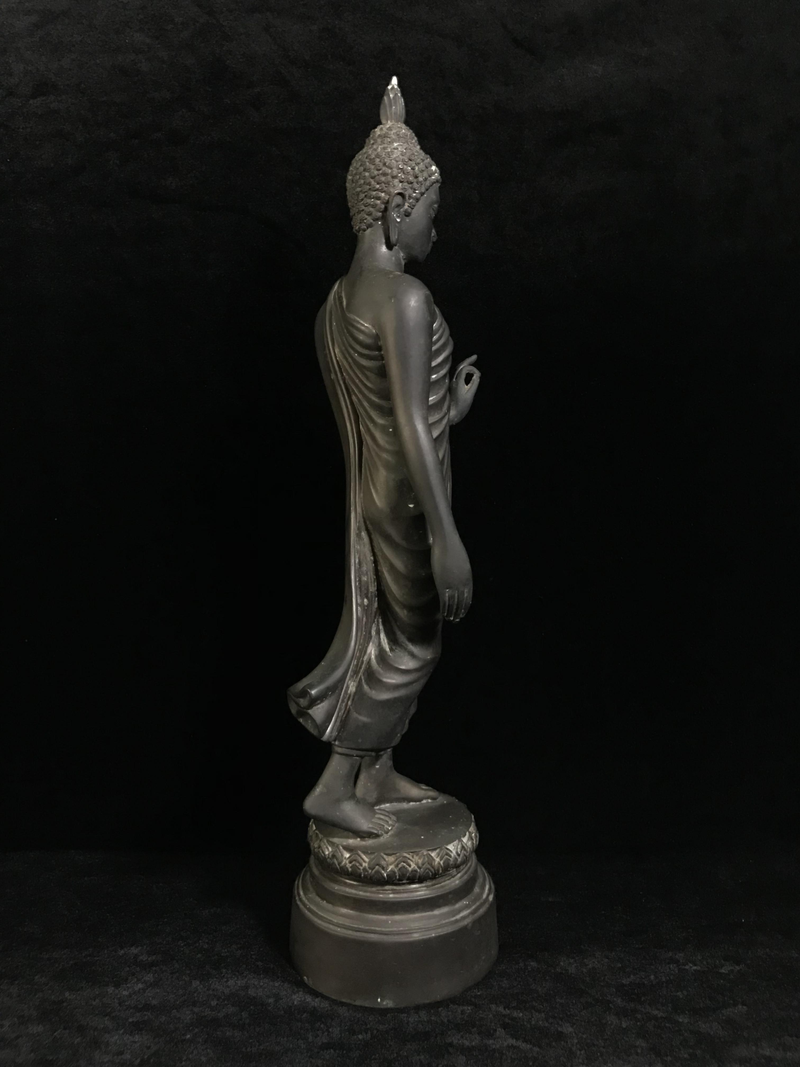 พระบูชา 25พุทธศตวรรษ พระศรีศากยะทศพลญาณ ประธานพุทธมณฑลสุทรรศน์ ปี 2531 ตราสัญลักษณ์พระราชพิธีรัชมังคลาภิเษก ปี 2531 หมายเลข (๑๕)๕๘๓ ขนาดความสูง 15 นิ้ว รวมฐานสูง 18 นิ้ว(นิยมหายาก)