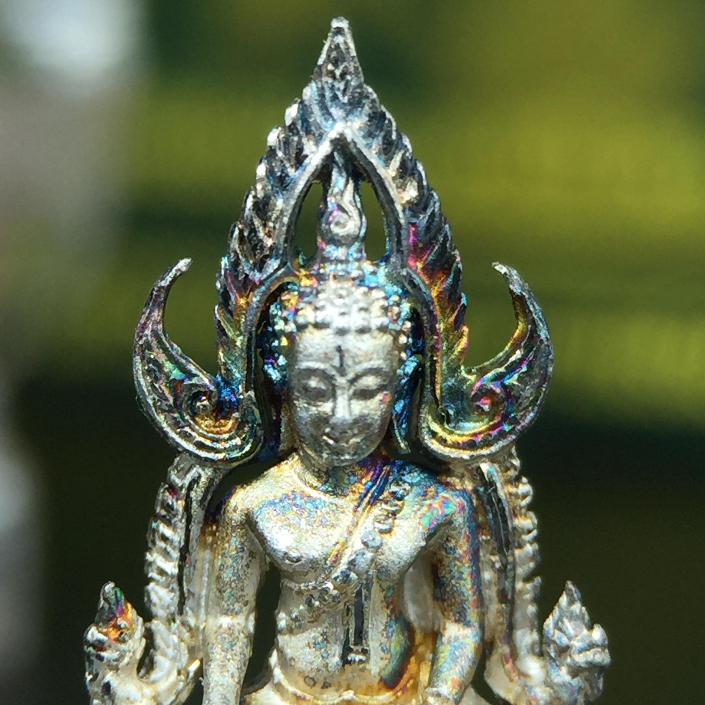 พระพุทธชินราช(จำลอง) ภปร. 84 พรรษา เนื้อเงินชุบทองคำขาว พิมพ์เล็กขนาดหน้าตัก 1/4 นิ้ว (สภาพผิวเดิมขึ้นสีรุ้งธรรมชาติ สวยเสน่ห์พระเนื้อเงิน สีสันที่ธรรมชาติสรรค์สร้าง) (พระราชทานมวลสาร จิตรลดาและเส้นพระเจ้า(เส้นผม ร.9))พุทธศิลป์ทรงคุณค่าอีกหนึ่งรุ่นยอดนิยม