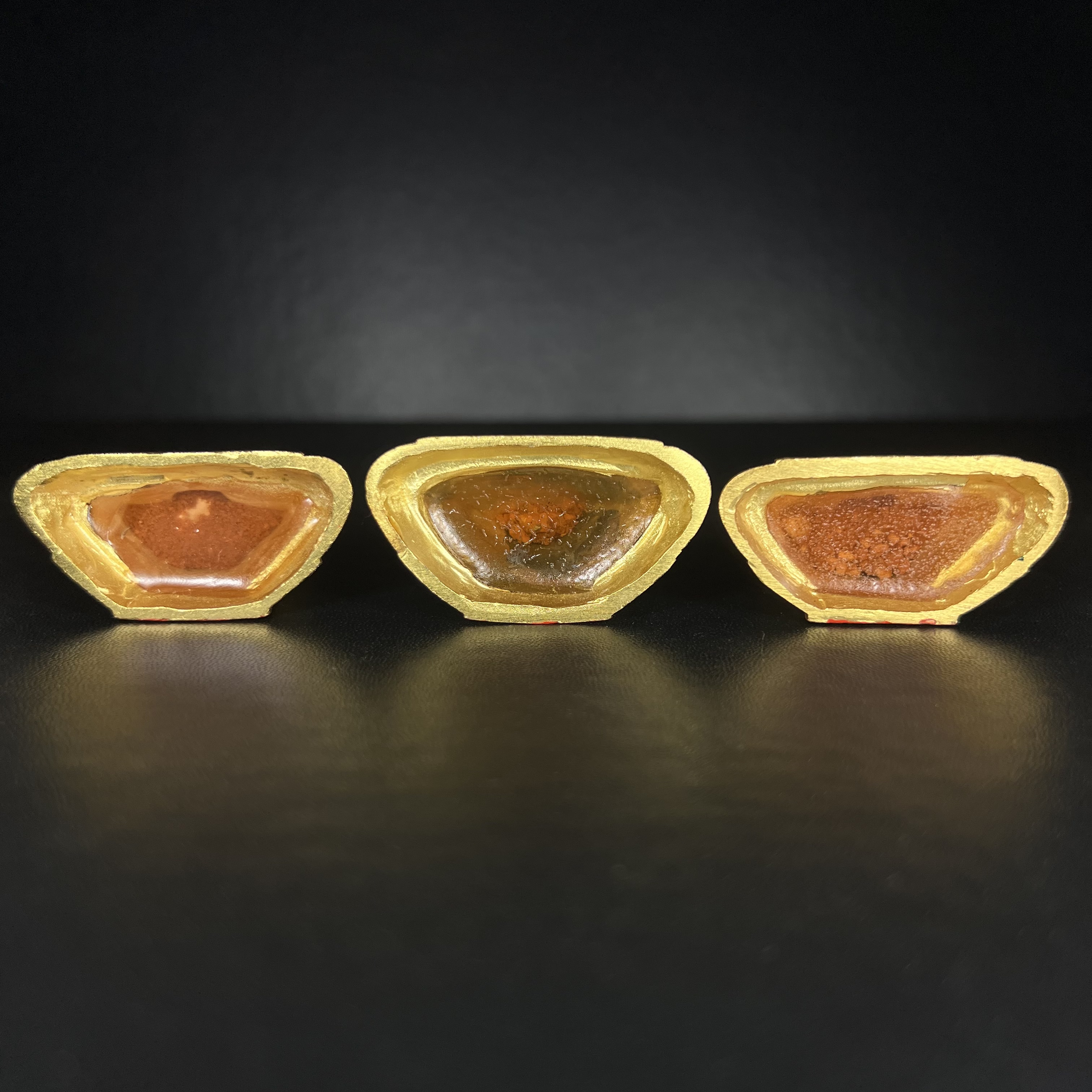 พระพุทธมหามณีรัตนปฏิมากร(พระแก้วมรกต) วัดพระศรีรัตนศาสดาราม สำนักพระราชวัง จัดสร้าง ชุด 3 ฤดู(ร้อน ฝน หนาว) หน้าตัก 2 นิ้ว(บรรจุมวลสารใต้ฐาน)