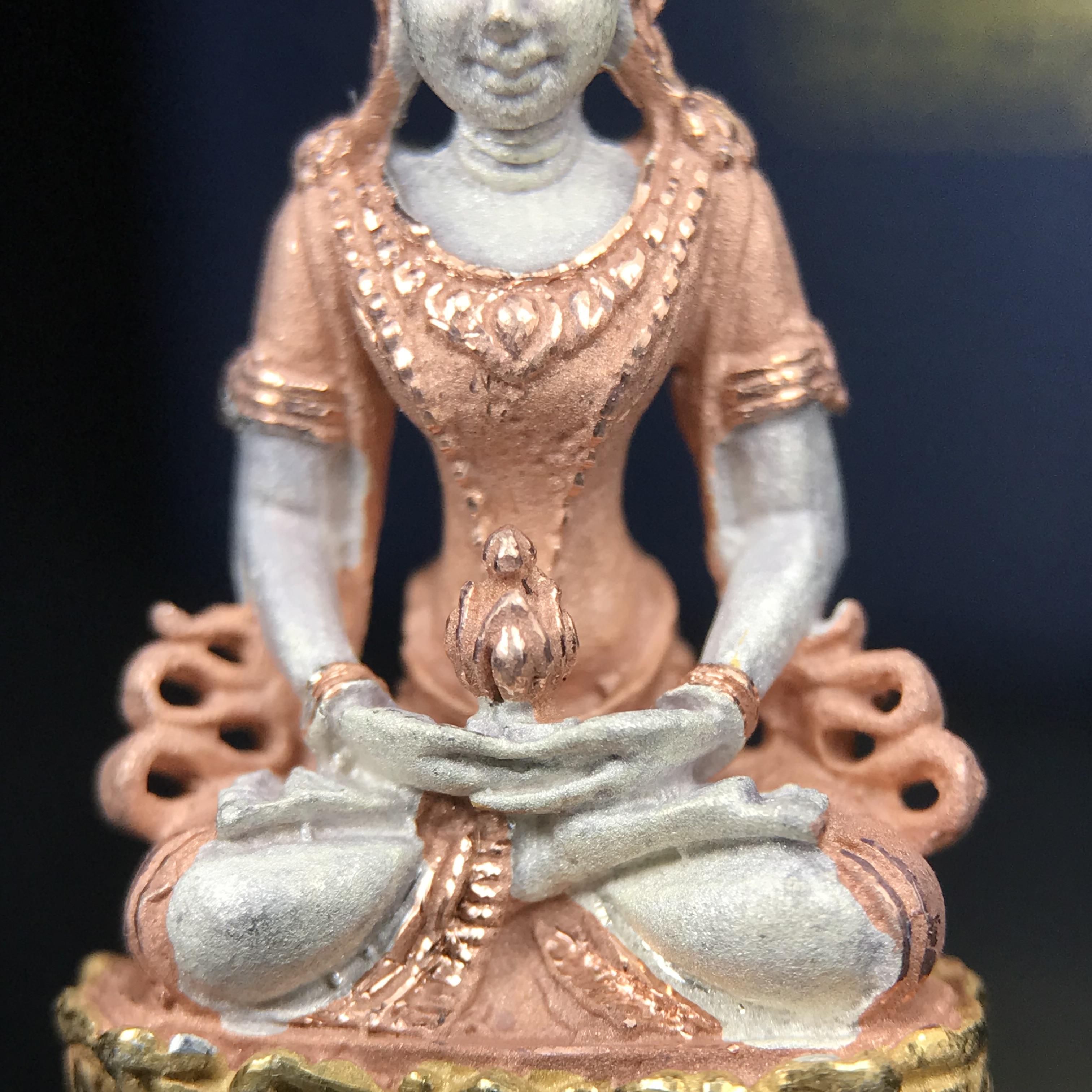 พระอวโลกิเตศวร เมตตา มหาบารมี พิธีพุทธาภิเษก ณ อุโบสถ วัดบวรนิเวศวิหาร 3 พฤษภาคม 2540 เนื้อเงินสามกษัตริย์ ขนาด 3.2 x 2.7 ซม. ตอกโค๊ตใต้ฐานพร้อมกล่องบรรจุเดิม สวย ครบ สมบูรณ์(รุ่นนี้หายาก พบเจอน้อยมาก)