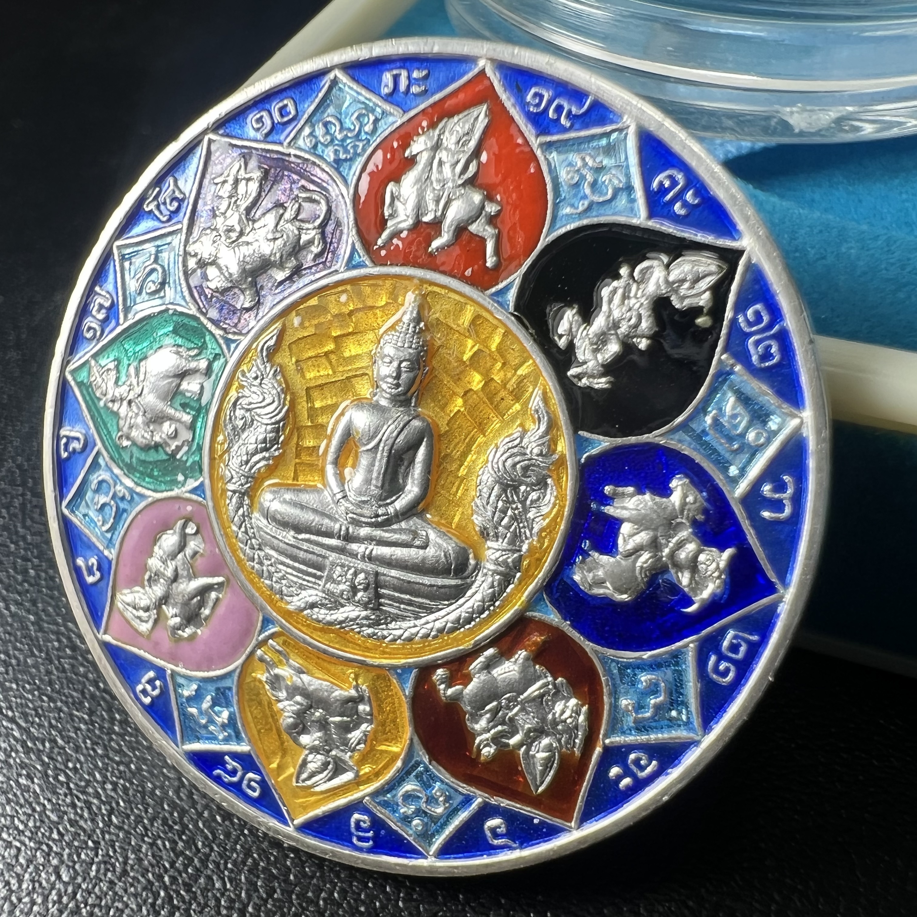 เหรียญหลวงพ่อโสธร รุ่นดวงชะตาคู่ชีวิต พิธีมหาจักรพรรดิตราธิราชครั้งยิ่งใหญ่ พิธีสวดนพเคราะห์เพื่อความเป็นสิริมงคล ปี 2547 ณ พระอุโบสถวัดโสธรวรารามวรวิหาร จ.ฉะเชิงเทรา เนื้อเงินลงยาราชาวดี ขนาด 3.2 ซม.พร้อมกล่องบรรจุเดิมสภาพสวยครบสมบูรณ์