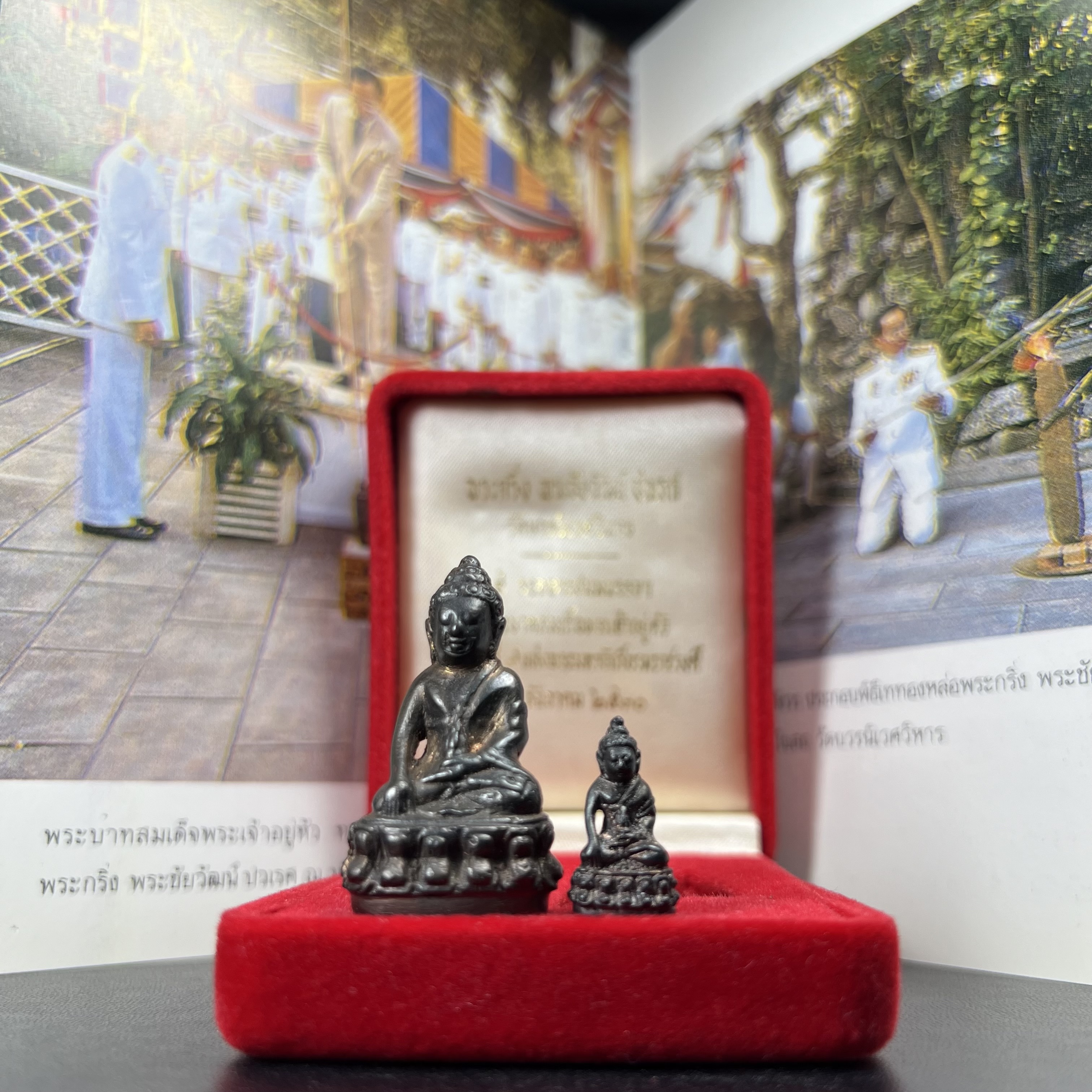 พระกริ่ง-พระชัยวัฒน์ ปวเรศ วัดบวรนิเวศวิหาร ปี 2530 พระบาทสมเด็จพระเจ้าอยู่หัวรัชกาลที่ 9 เจริญพระชนมพรรษา 5 รอบนักษัตริย์(ในหลวง ร.9 เสด็จเททอง)(บรรจุผงจิตรลดาเส้นเกศาในหลวงรัชกาลที่9)พร้อมสูจิบัตรเดิมตอนจัดสร้าง(สภาพสวยครบสมบูรณ์))พิธีใหญ่ รุ่นยอดนิยม