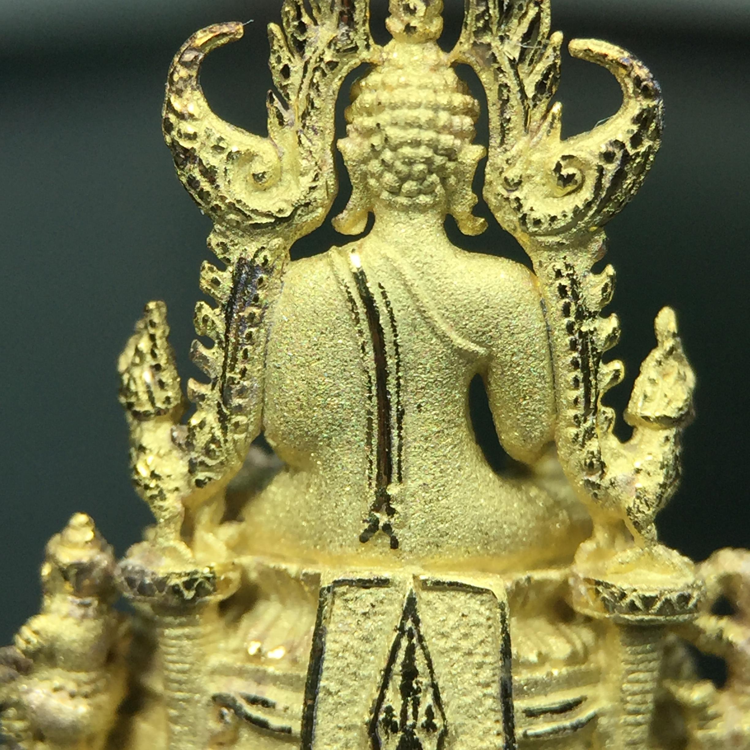 พระพุทธชินราช ภปร. ในวโรกาสพระราชพิธีมหามงคล เฉลิมพระชนมายุ6รอบ 5ธันวาคม2542 มูลนิธิพิทักษ์ดวงตาประชาชน จัดสร้าง เนื้อเงินบริสุทธิ์ 99.9% แบบชุบทองประกายเพชร 3 ไมครอน พิมพ์กลาง ขนาดสูง 2.4 ซม. พร้อมกล่องบรรจุเดิม