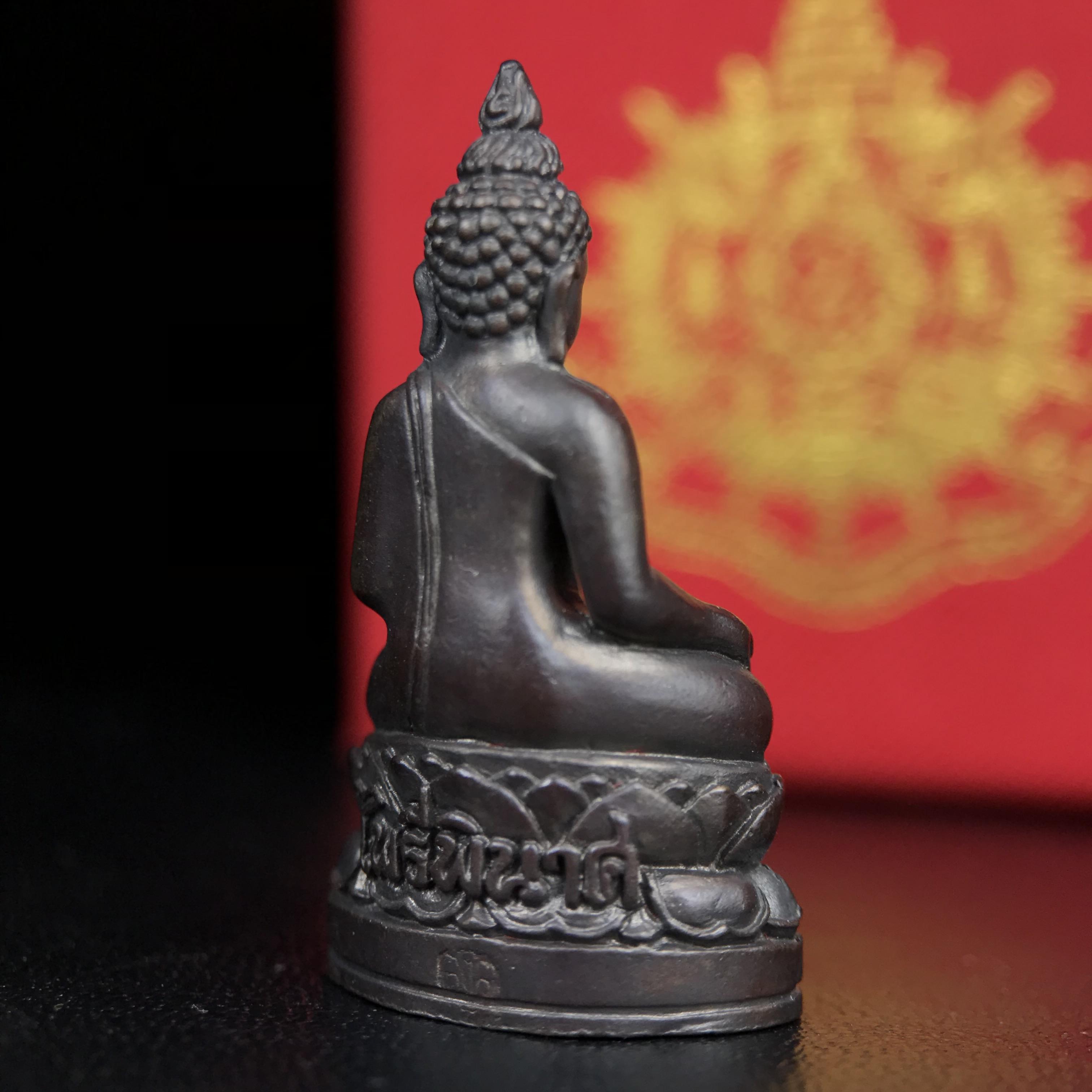 พระกริ่งไพรีพินาศ บรรจุเหล็กไหล ครั้งแรกและครั้งเดียวในประวัติศาสตร์ เฉลิมพระเกียรติ พระบาทสมเด็จพระเจ้าอยู่หัวรัชกาลที่9 พระชนมพรรษา 6 รอบ ปี2542 เนื้อนวโลหะผสมทองคำ(บรรจุเหล็กไหล)ดีนอก-ดีใน พิธีใหญ่ มวลสารเด่น (หายาก)