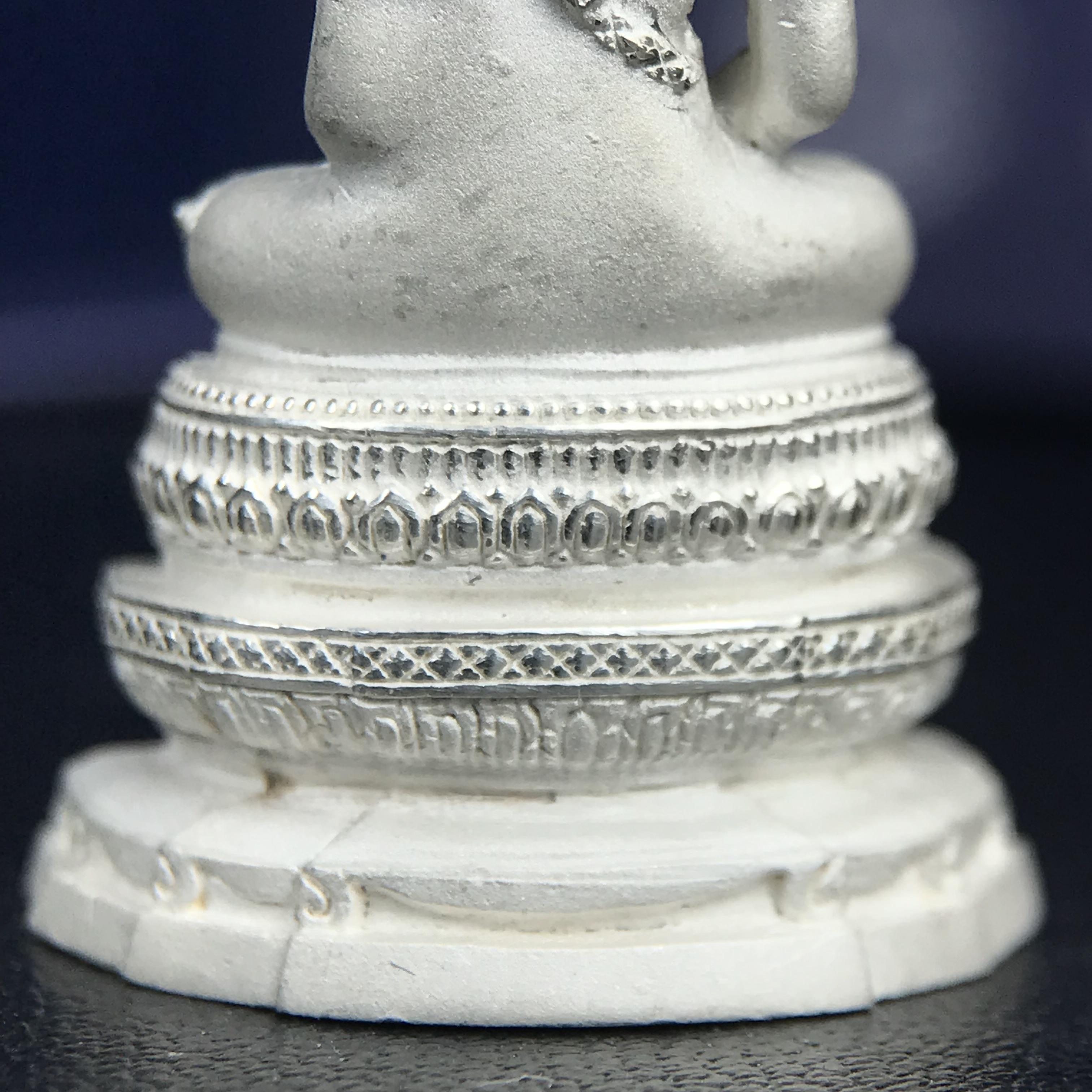 พระแก้วมรกต ภปร. ปี 2547 จัดสร้างโดยโรงพยาบาลภูมิพลอดุลยเดช เนื้อเงิน ลอยองค์ สูง 3.7 ซม.หน้าตัก 1/2 นิ้ว พิธีมหามังคาภิเษก ณ พระอุโบสถวัดพระศรีรัตนศาสดาราม(วัดพระแก้ว) งดงามทรงคุณค่าอีกหนึ่งรุ่นยอดนิยม หายาก(หมายเลขต้นๆหลักร้อย ๕๗๓)(1ใน3000องค์)