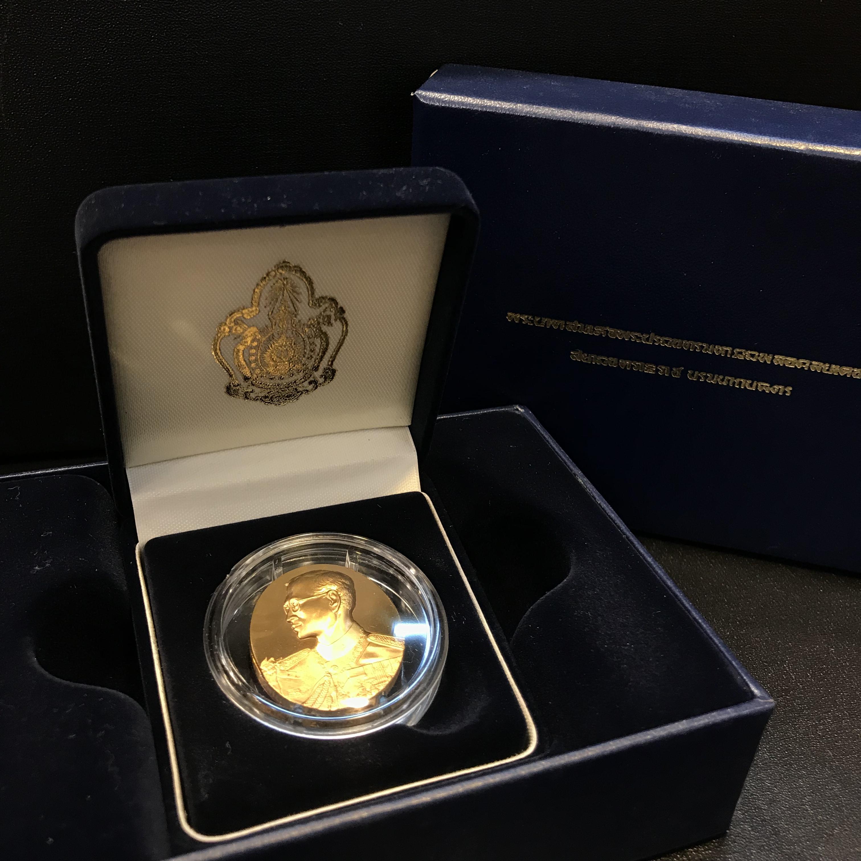 เหรียญรัชกาลที่9 ที่ระลึกสร้างพระมหาธาตุเจดีย์ภักดีประกาศ เนื้อบรอนซ์สวิส 15 กรัม(ขัดเงา)สภาพสวยมาก พร้อมกล่องเดิมๆ