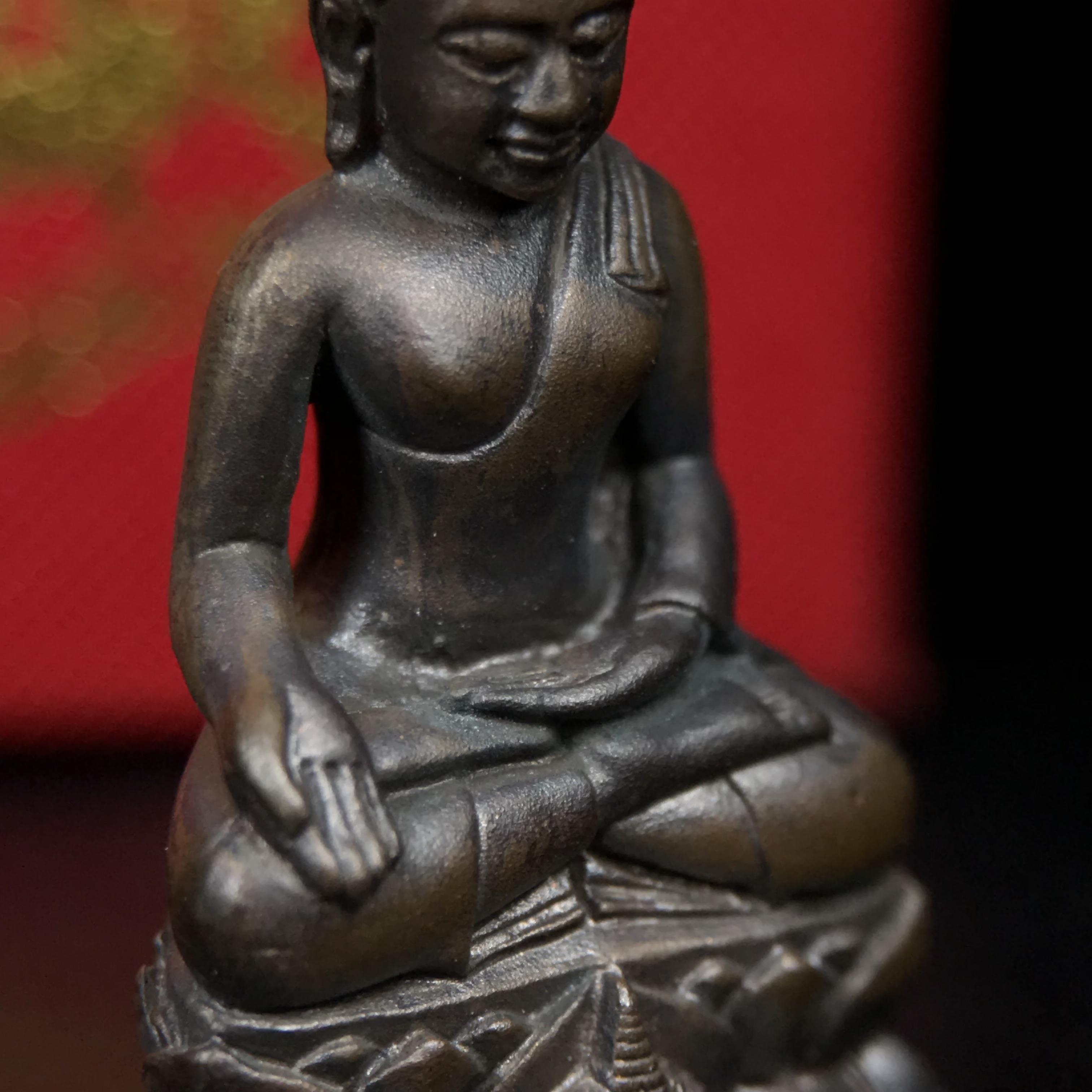 พระกริ่งไพรีพินาศ บรรจุเหล็กไหล ครั้งแรกและครั้งเดียวในประวัติศาสตร์ เฉลิมพระเกียรติ พระบาทสมเด็จพระเจ้าอยู่หัวรัชกาลที่9 พระชนมพรรษา 6 รอบ ปี2542 เนื้อนวโลหะผสมทองคำ(บรรจุเหล็กไหล)ดีนอก-ดีใน พิธีใหญ่ มวลสารเด่น(หายาก พิเศษกรรมการ ตอก 2 โค๊ต พบเจอน้อยมาก)