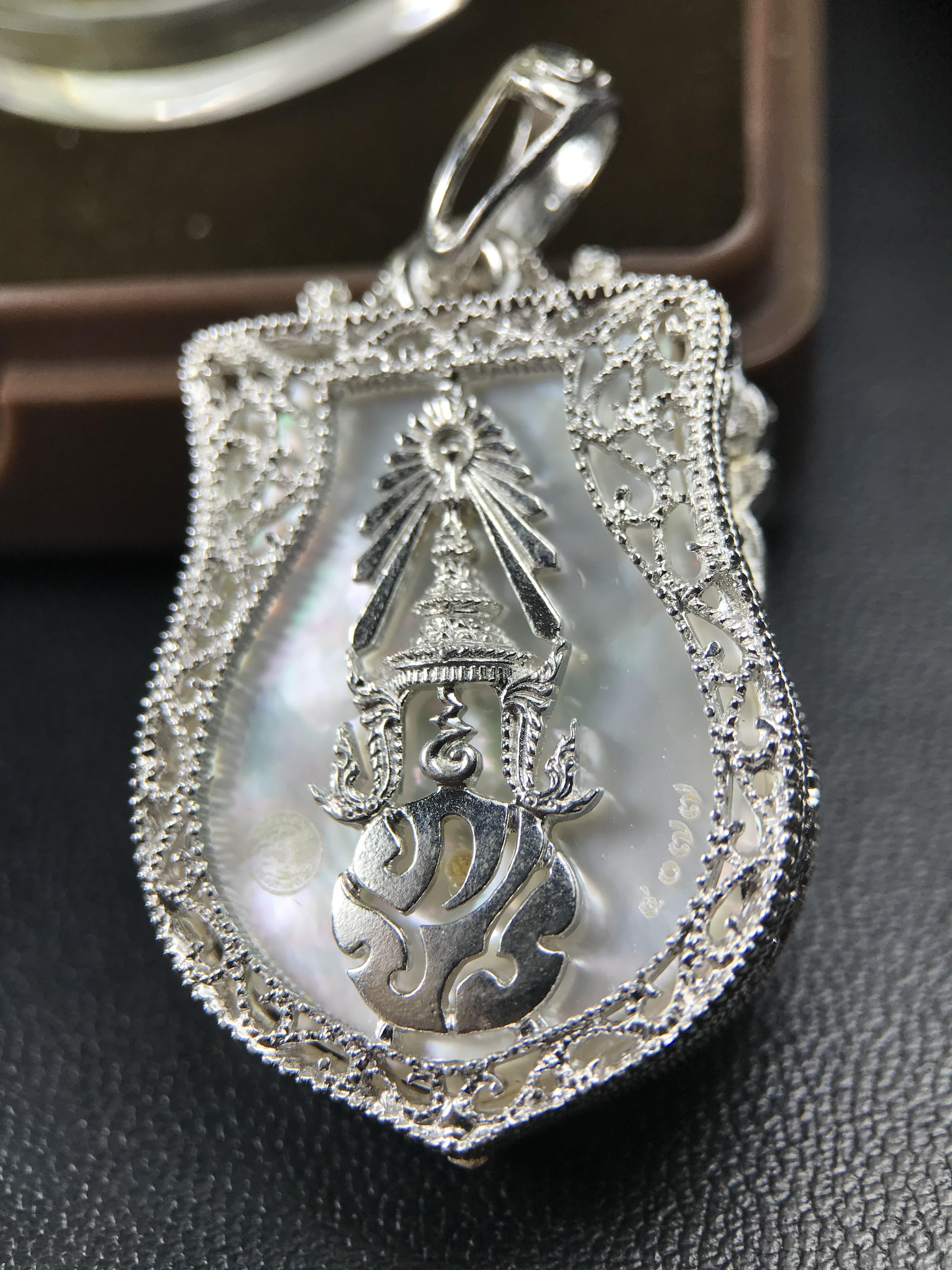 พระพุทธชินราช ภปร. โครงการ "เพราะแผ่นดินนี้ คือ แผ่นดินเกิด" ปี2548(รุ่นแรก) เหรียญทรงเสมา ขนาด 21 x 29 มม.เนื้อเงินสามกษัตริย์ องค์พระชุบสามกษัตริย์ ล้อมด้วยกรอบเงินชุบทองคำขาวสลักเสลาเป็นลวดลายละเอียดอ่อน ส่วนพื้นองค์พระเป็นเปลือกหอยมุขงดงาม