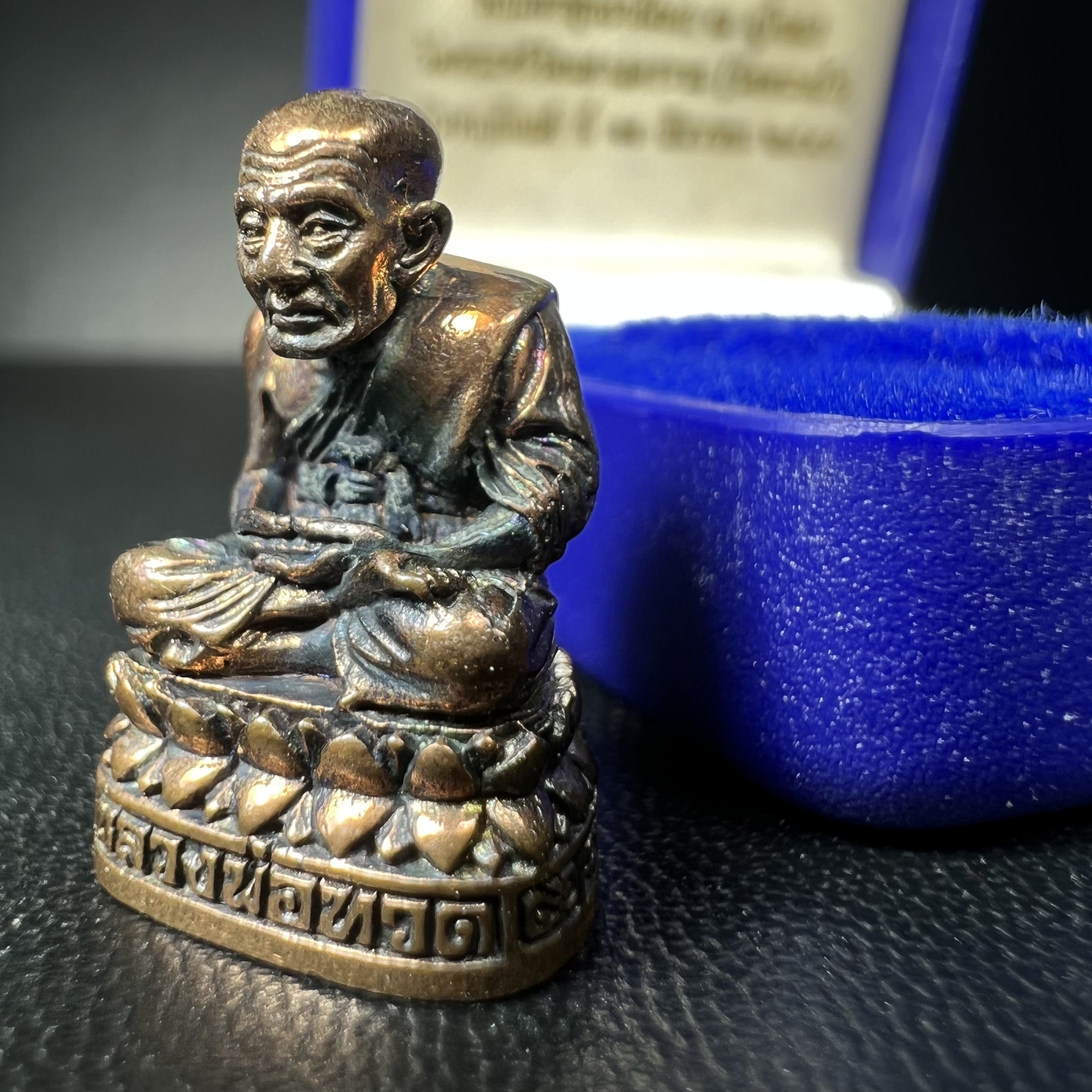 รูปเหมือนหล่อลอยองค์หลวงปู่ทวด รุ่น 111ปี กระทรวงกลาโหม เนื้อนวโลหะรมดำ-ปัดเงา ปี2540 พิธีใหญ่ สภาพสวย เข้มขลัง นิยม พร้อมกล่องบรรจุเดิม