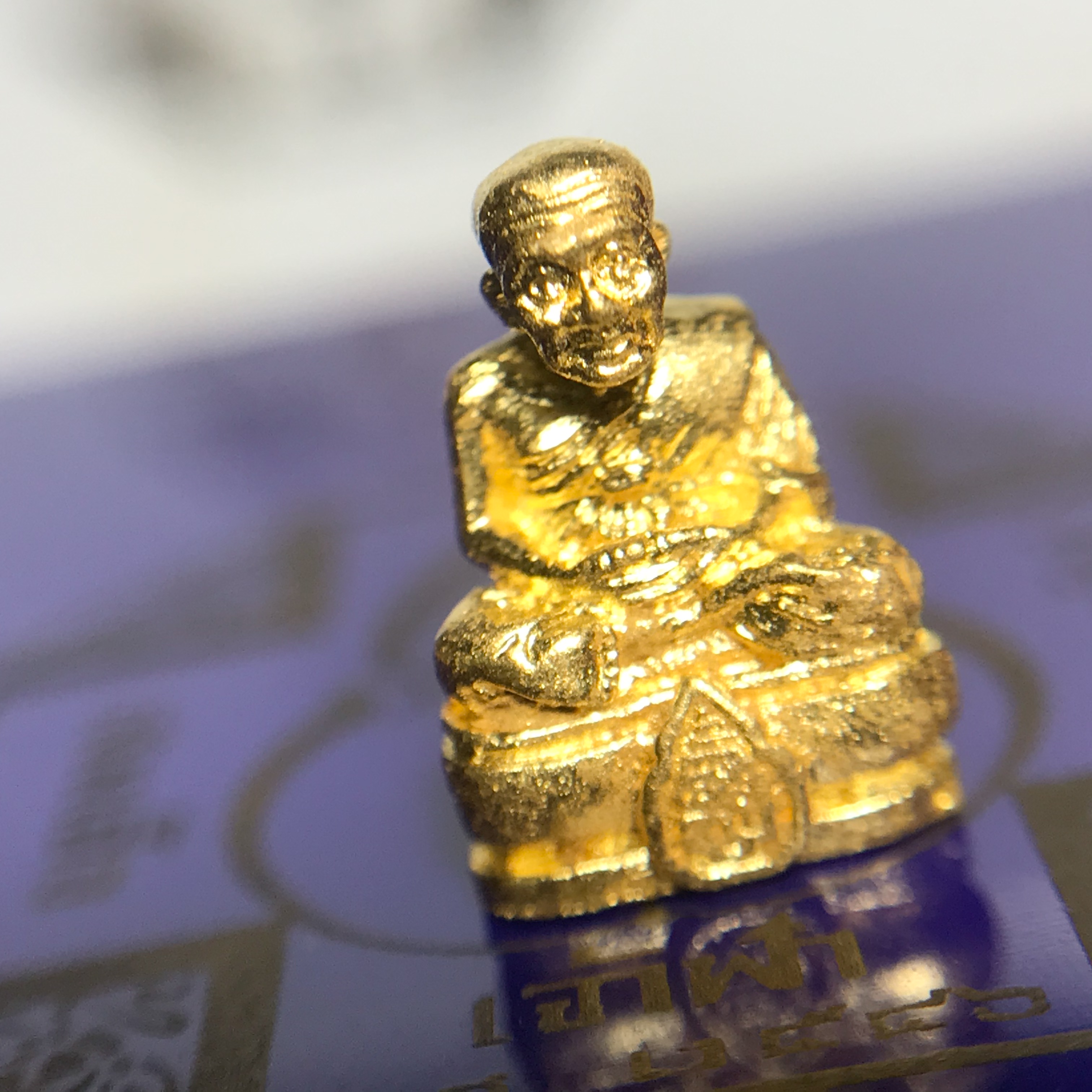 หลวงพ่อทวด สธ. รุ่นสมเด็จเจ้าฟ้ามหาจักรี 48พรรษา จัดสร้างโดยสภากาชาดไทย ปี2546 (รูปหล่อขนาดห้อยคอ) เนื้อทองคำหนัก 2.02 กรัม พร้อมกล่องบรรจุเดิมสวยงาม