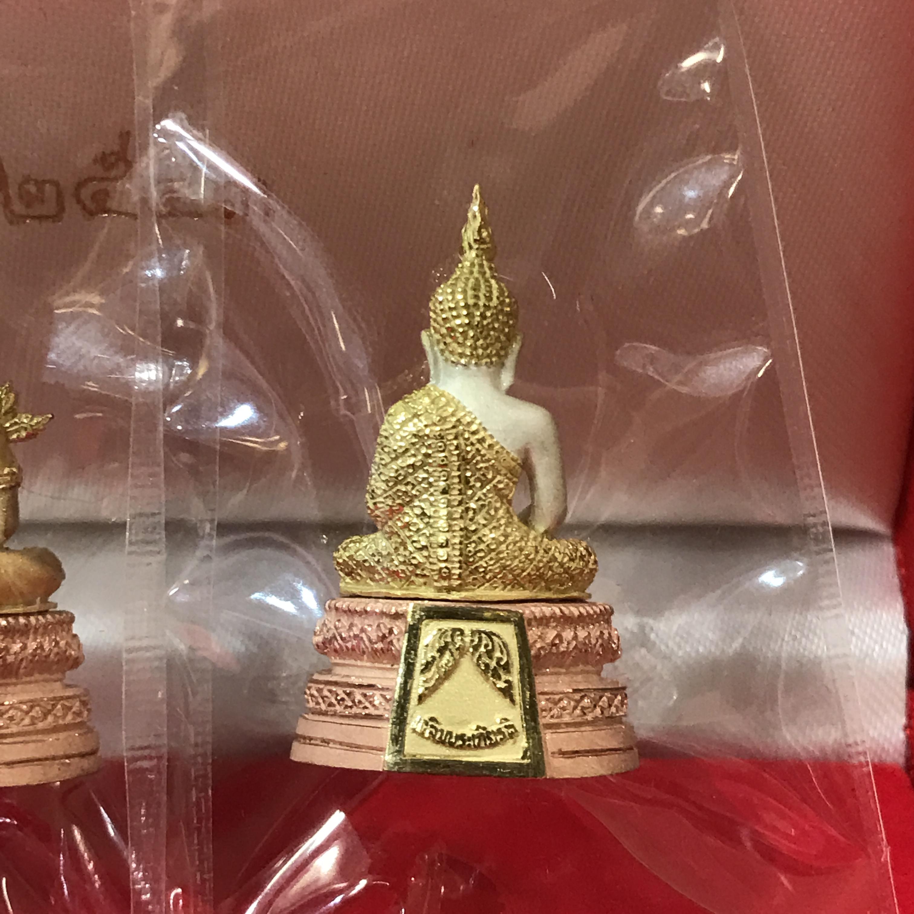 ชุดพระพุทธมหามณีรัตนปฎิมากร(พระแก้วมรกต)รุ่น เฉลิมพระเกียรติ วัดพระศรีรัตนศาสดาราม(วัดพระแก้ว) ปี2543 เนื้อเงินสามกษัตริย์พิมพ์ใหญ่ลอยองค์ชุด 3ฤดู สภาพสวยซีนเดิมกล่องครบ