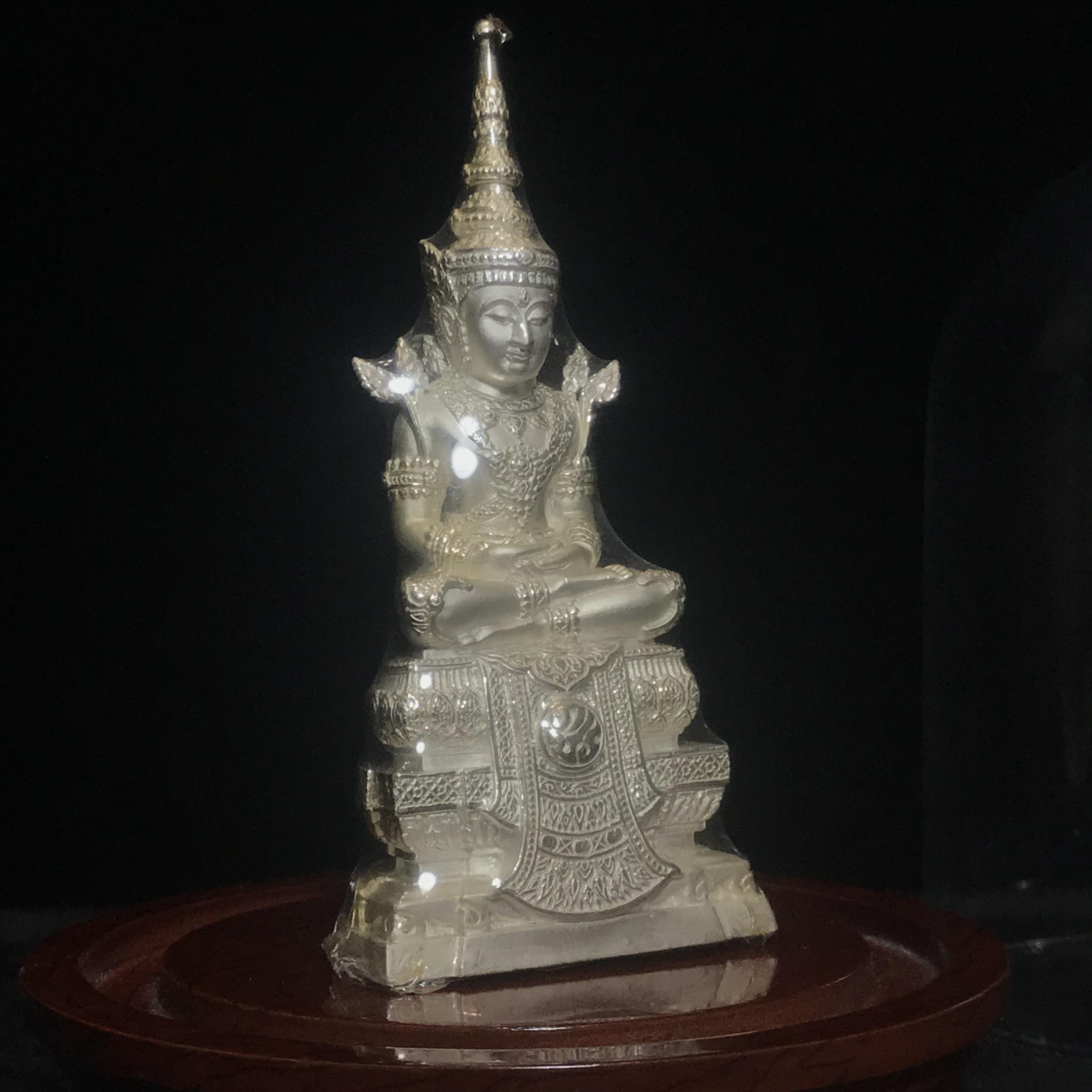 พระแก้วมรกต ภปร. ปี2547 จัดสร้างโดย รพ.ภูมิพลฯ เนื้อเงิน ลอยองค์ หน้าตัก 2 นิ้ว ครอบแก้วเดิม องค์พระซีนเดิมสวยคงสภาพเดิม(1ใน3000องค์)