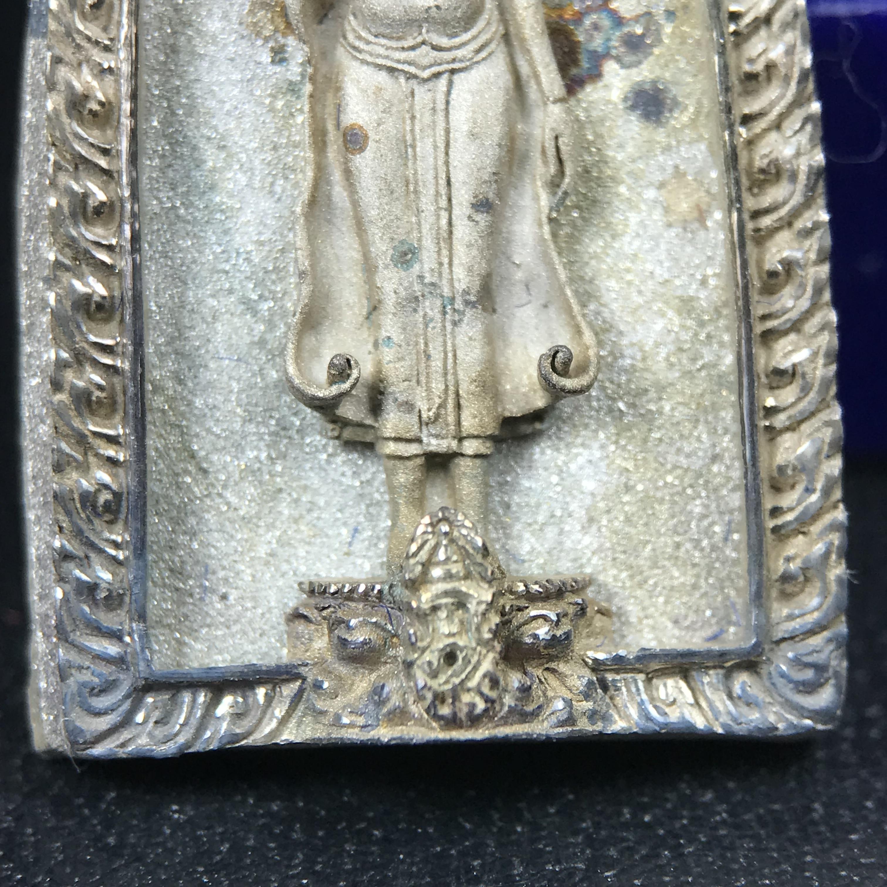 พระพุทธกาญจนพรสยามภูมิ ภปร. ปี 2539 เนื้อเงินพื้นทรายประกาย(ผิวเดิมสวย) พิมพ์ทรงใบขนุน ขนาด3.2ซม. พระพุทธรูปประจำพระชนมวาร รัชกาลที่9 ทรงโปรดเกล้าให้วิทยาลัยป้องกันราชอาณาจักร(วปอ.)สร้างในวโรกาสทรงครองสิริราชสมบัติครบ50ปี พ.ศ.2539(1ใน5000องค์)