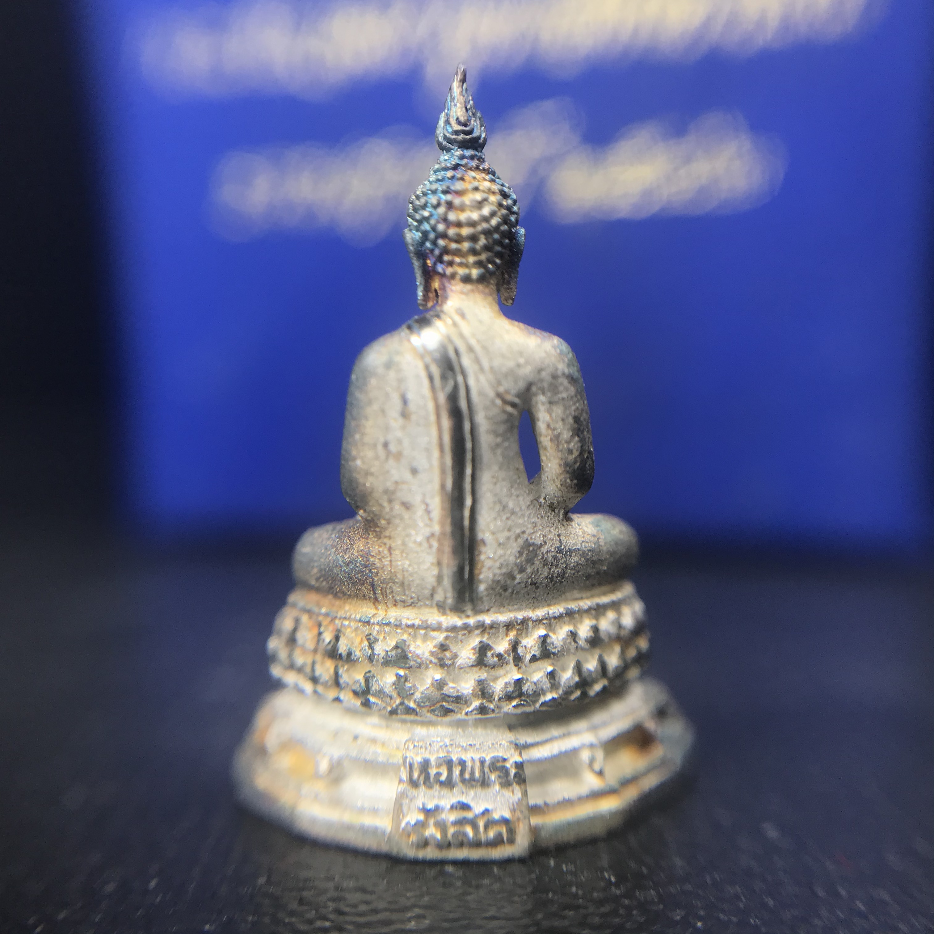 พระชัยวัฒน์พุทธสิหิงค์ ภปร. รุ่นสร้างหอพระธรรมศาสตร์ ปี2542 เนื้อเงิน(ผิวเดิม ขึ้นสีรุ้งธรรมชาติ แบบนิยม) มหาพิธี 3วาระอันยิ่งใหญ่