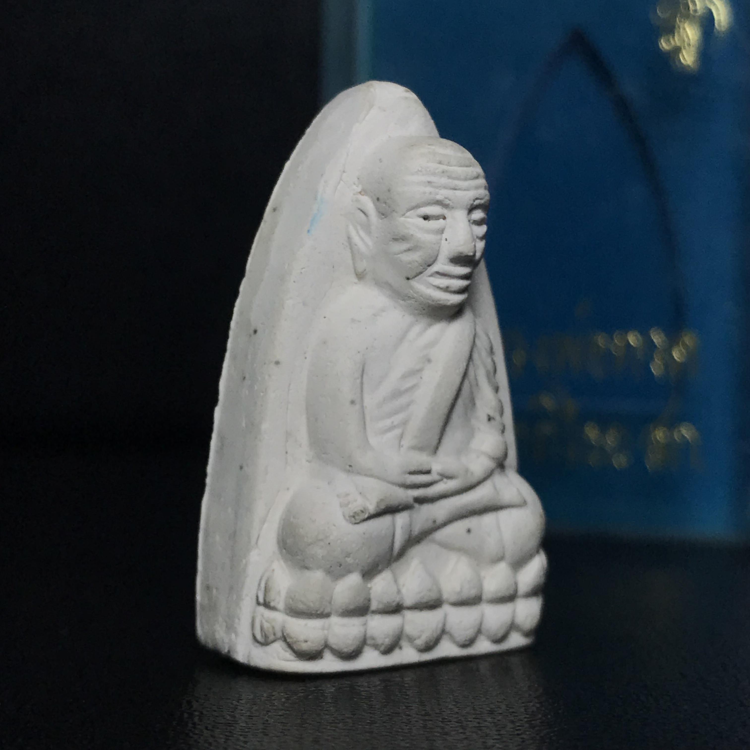 หลวงพ่อทวด รุ่น สก. วัดห้วยมงคล พิมพ์เตารีดกรรมการสามโค๊ต(ตอกเลข) เนื้อขาวผสมผงเก่าบางขุนพรหม รุ่น2(1ใน9999องค์)